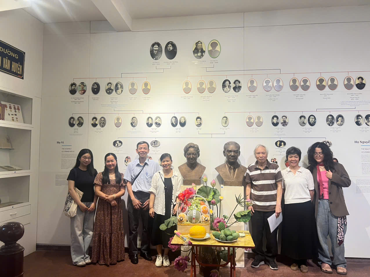 Đoàn công tác Viện Nghiên cứu Con người, Gia đình và Giới khảo sát tư liệu tại Bảo tàng Nguyễn Văn Huyên phục vụ Hội thảo khoa học quốc gia