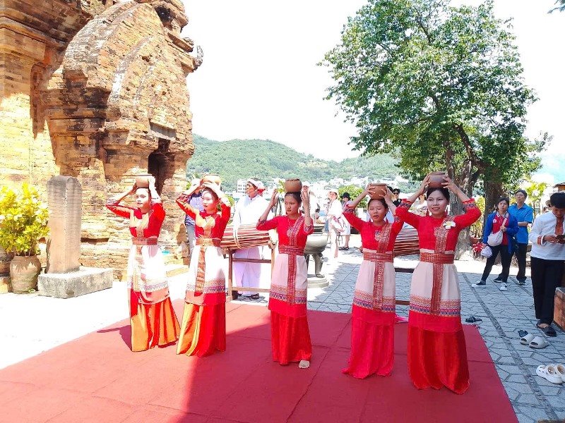 Nghiên cứu, phát huy giá trị và nguồn lực nhân văn vùng Bắc Trung Bộ và duyên hải miền Trung phục vụ phát triển đất nước trong giai đoạn mới 