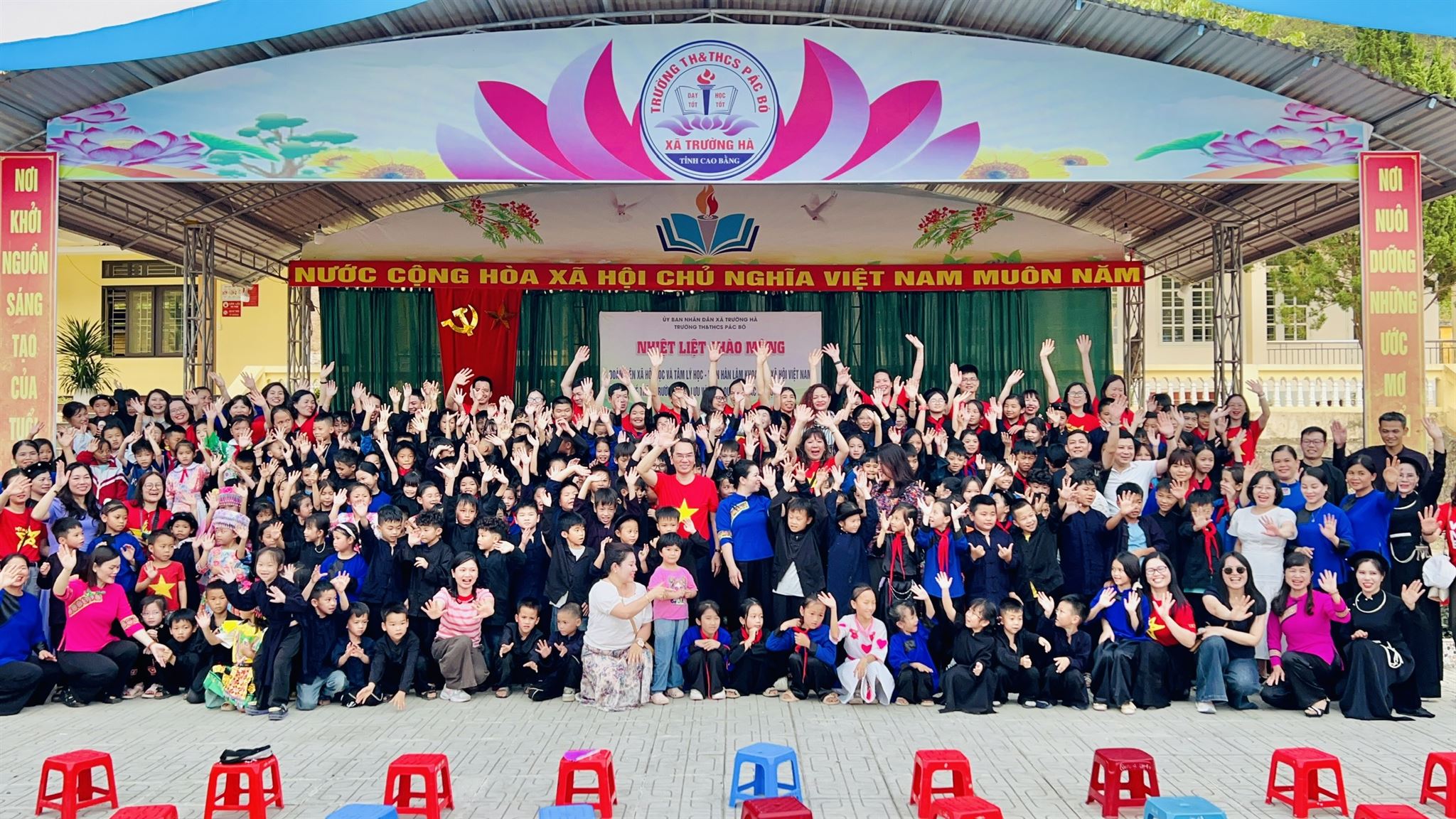 Viện Xã hội học và Tâm lý học tổ chức chương trình “Tiếp sức em đến trường” tại Trường Tiểu học &amp; THCS Pác Bó, xã Trường Hà, tỉnh Cao Bằng