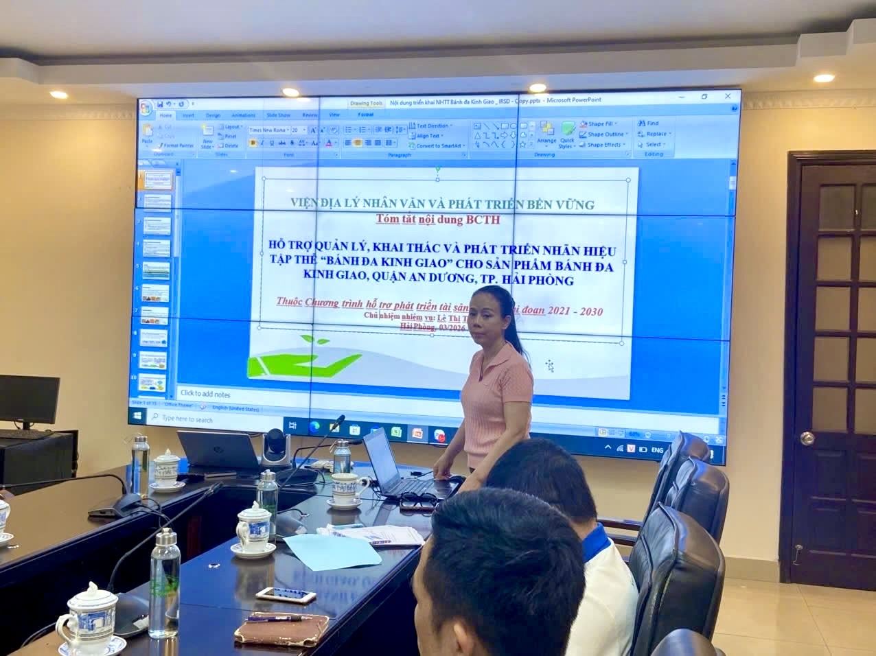 Hội đồng nghiệm thu cấp thành phố nhiệm vụ khoa học: Hỗ trợ quản lý, khai thác và phát triển nhãn hiệu tập thể “Bánh đa Kinh Giao” cho sản phẩm bánh đa Kinh Giao, An Dương, thành phố Hải phòng do TS. Lê Thị Thanh Bình làm chủ nhiệm