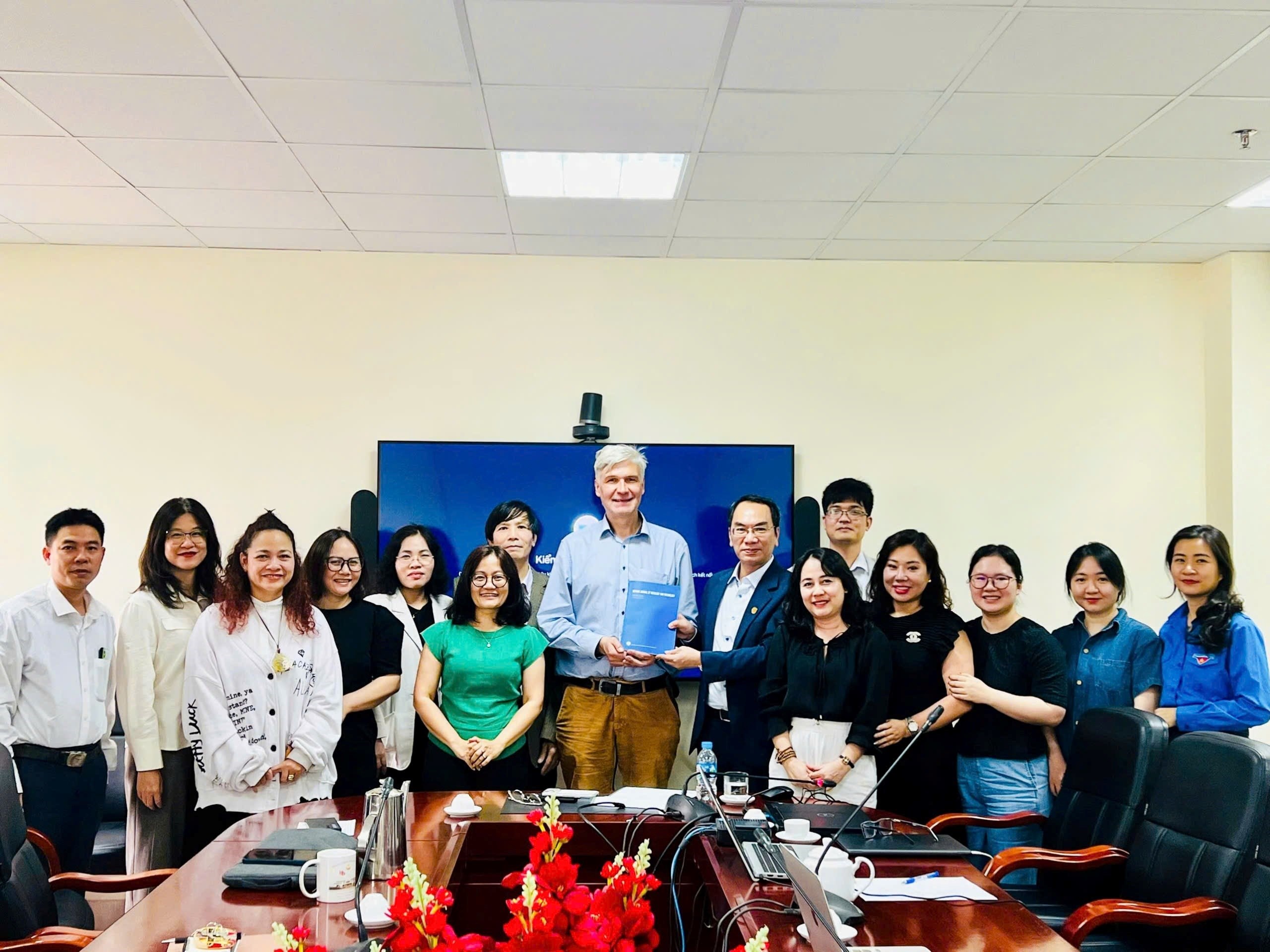 Tọa đàm khoa học “Phản ứng xã hội đối với lao động nhập cư ở Châu Âu: Trường hợp Vương quốc Anh”