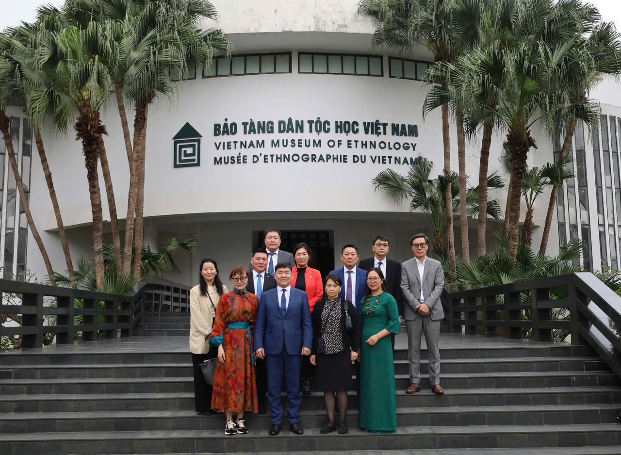 Đoàn Đại biểu cấp cao Tòa án Tối cao Mông Cổ tham quan Bảo tàng Dân tộc học Việt Nam