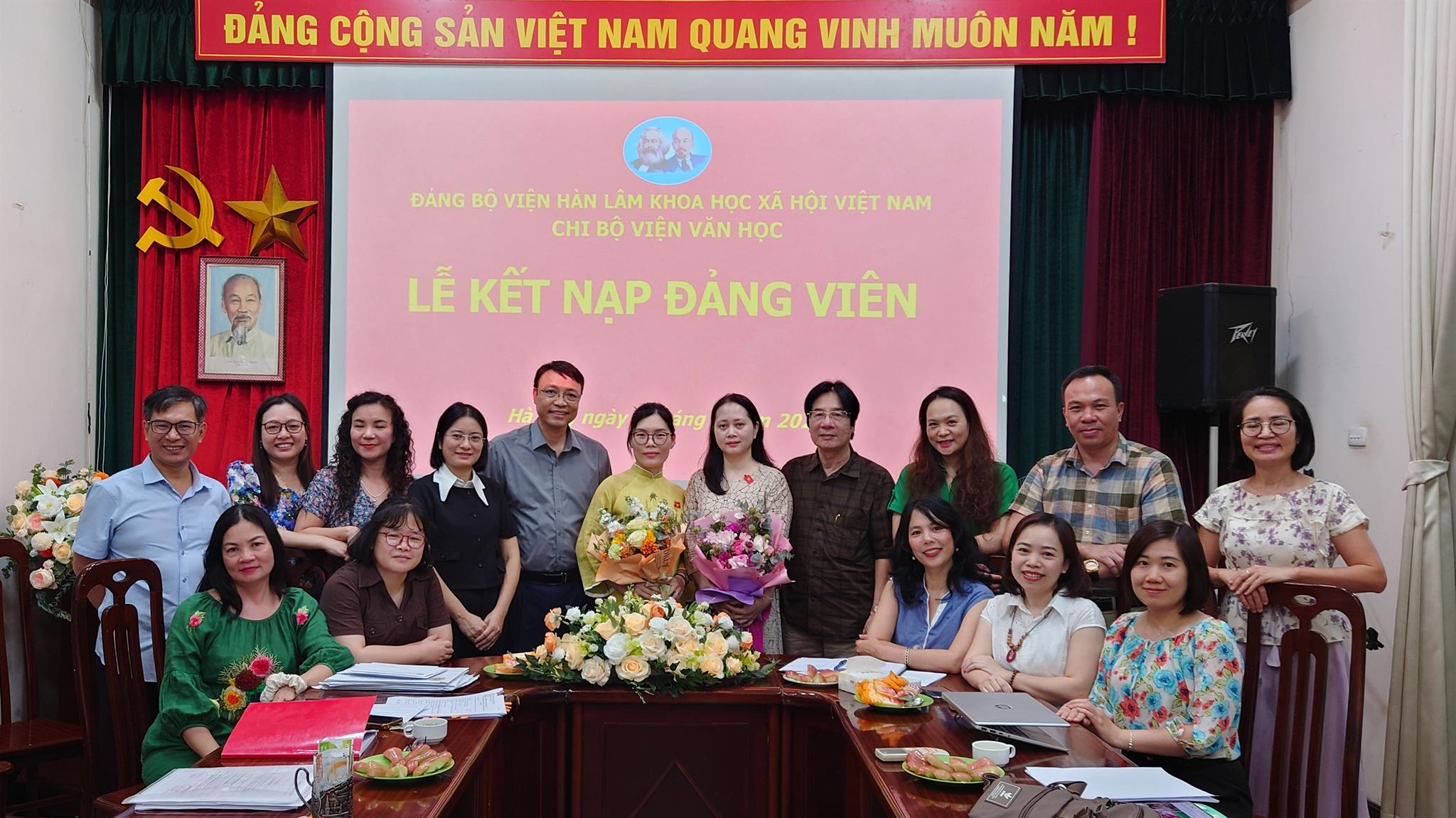 Chi bộ Viện Văn học kết nạp đảng viên mới