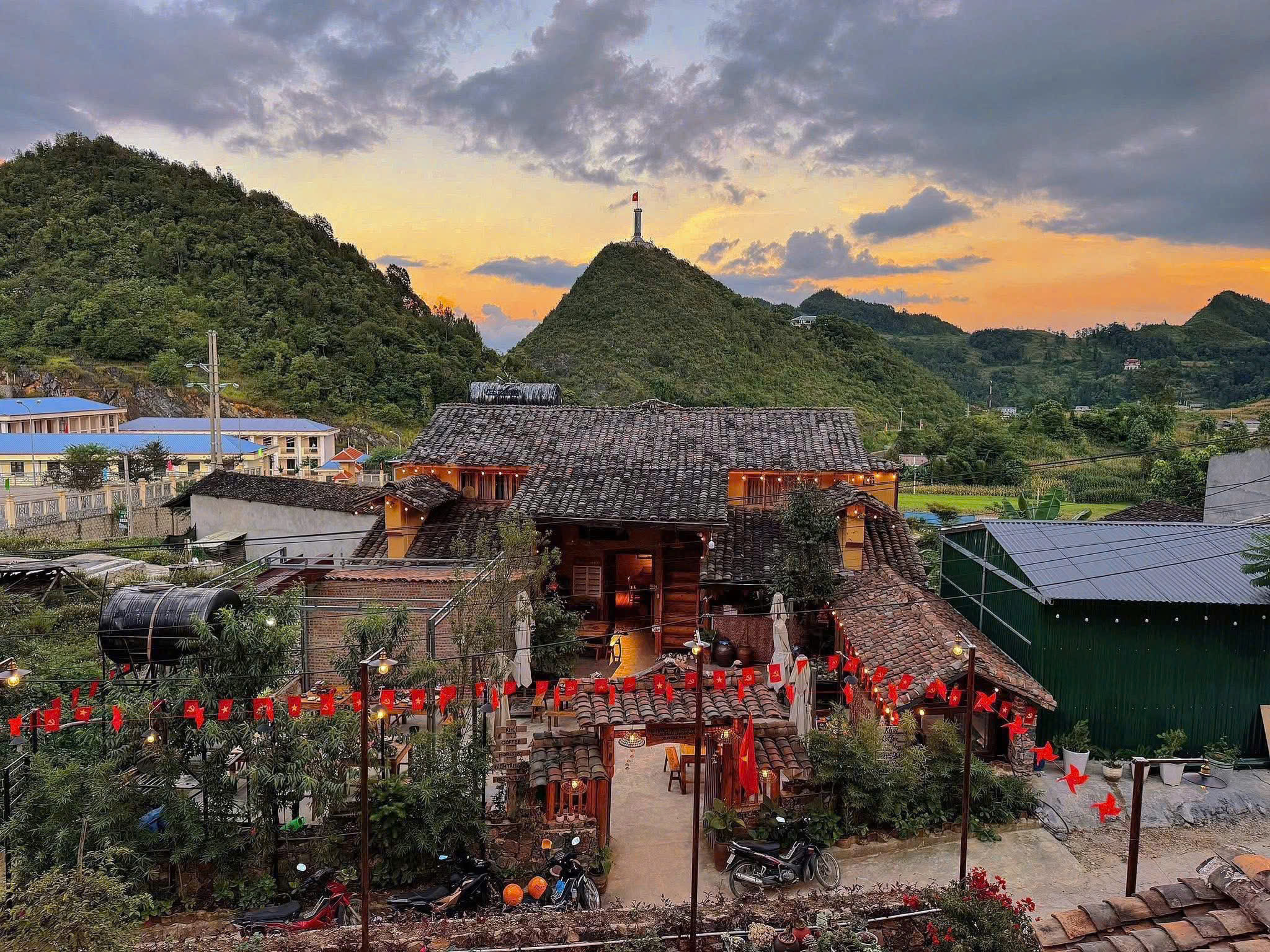 Văn nghệ dân gian vùng biên giới Việt Nam - Trung Quốc qua nghiên cứu trường hợp hai tộc người Lô Lô và Hmông ở xã Lũng Cú, tỉnh Hà Giang