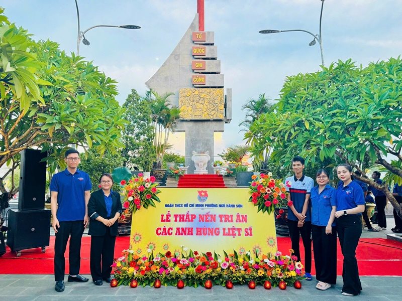 Chi đoàn Viện Khoa học xã hội vùng Trung Bộ và Tây Nguyên dâng hương tri ân các anh hùng liệt sĩ