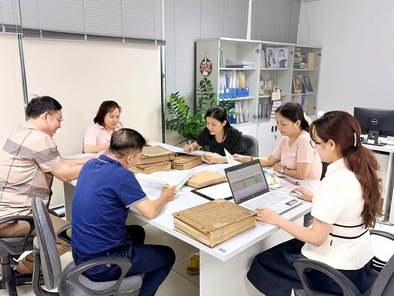 Description: Anh-tin-bai