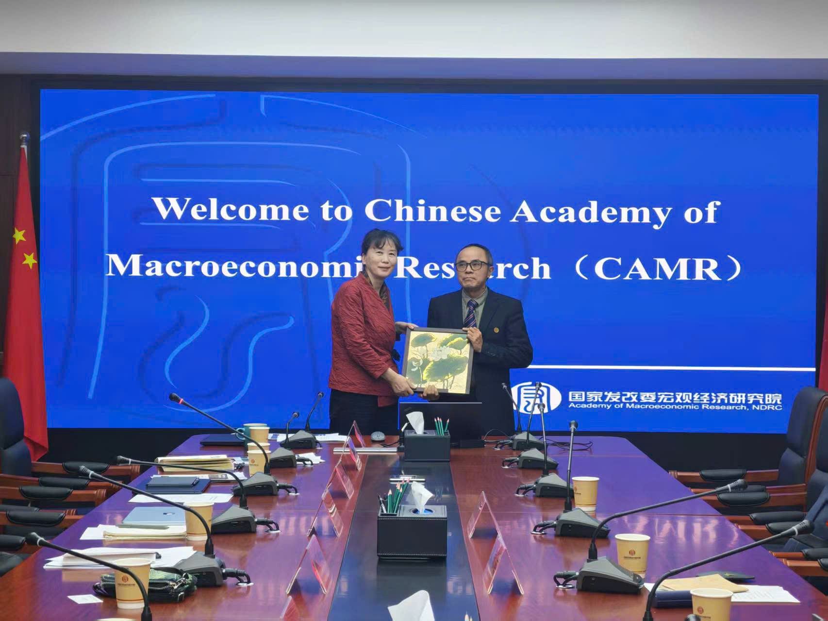 Đại diện đoàn chuyên gia IVAWE trao quà lưu niệm cho đại diện CAMR tại buổi làm việc.