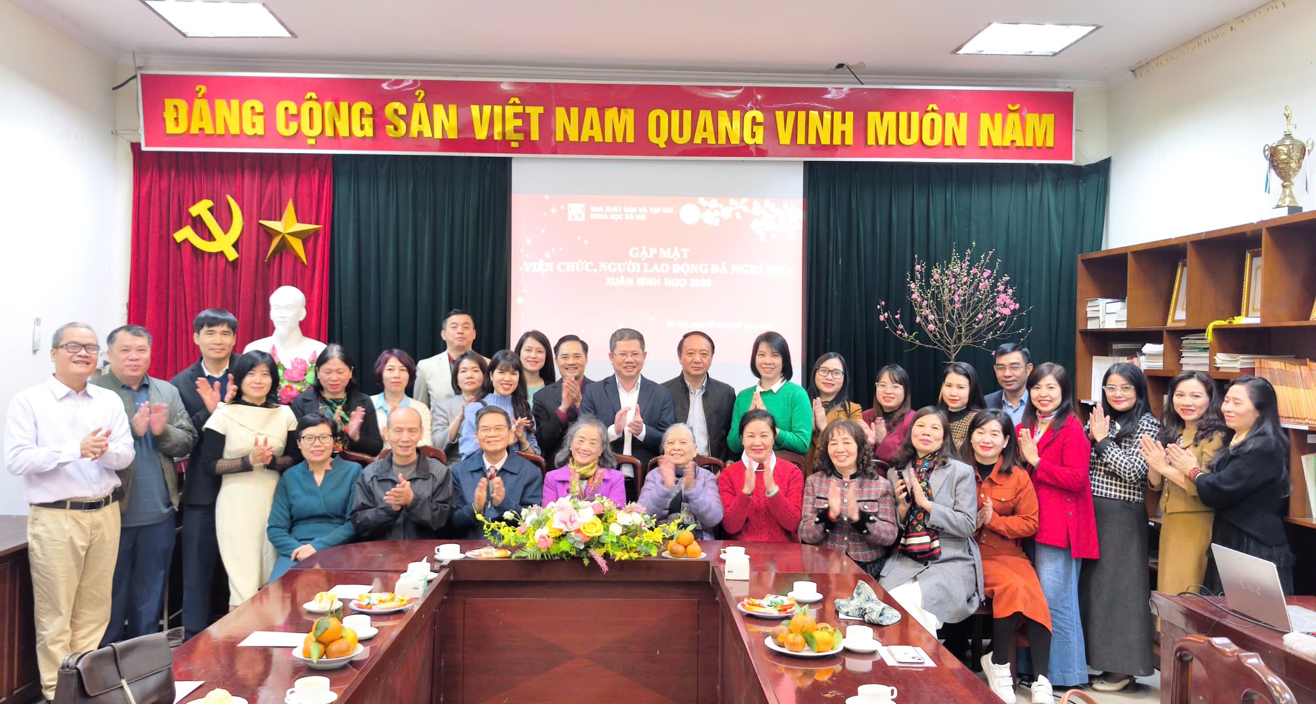 Nhà xuất bản và Tạp chí Khoa học xã hội gặp mặt viên chức, người lao động đã nghỉ hưu, mừng xuân Bính Ngọ 2026