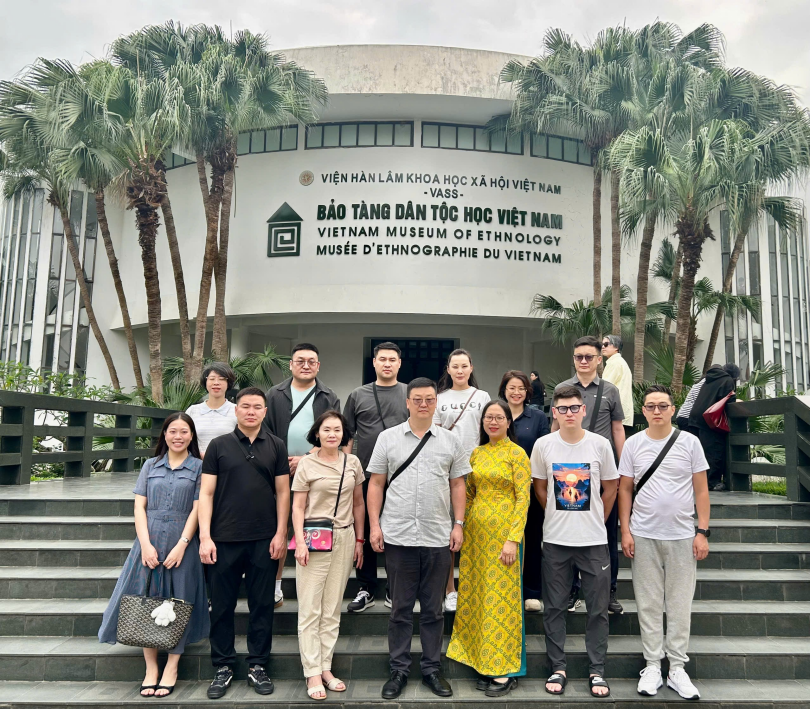 Đoàn đại biểu Viện Kiểm sát Mông Cổ tham quan  Bảo tàng Dân tộc học Việt Nam