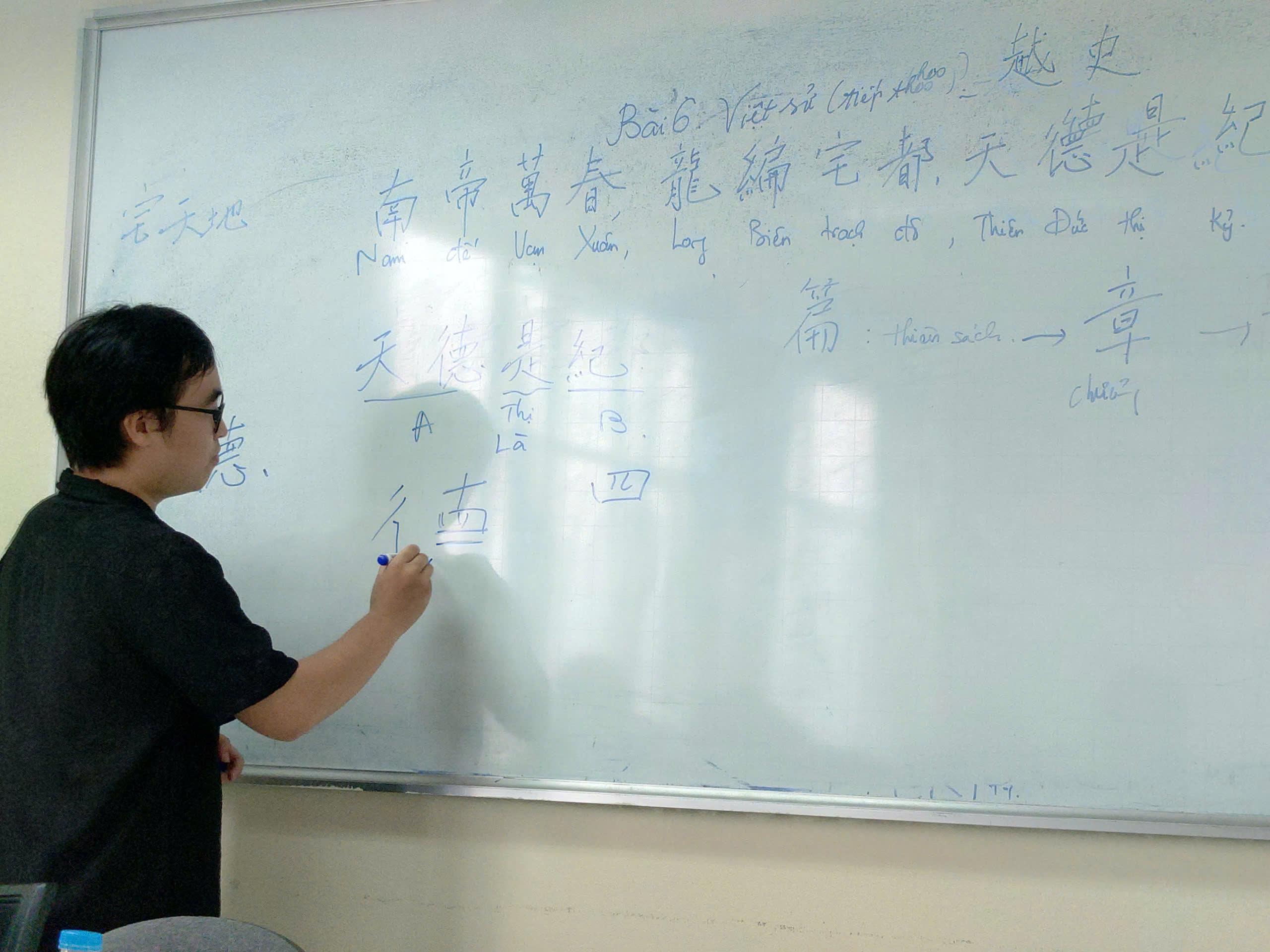 Lớp bồi dưỡng Hán Nôm cơ bản cho viên chức Viện Hàn lâm Khoa học xã hội Việt Nam hoàn thành chương trình “nhập môn chữ Hán”