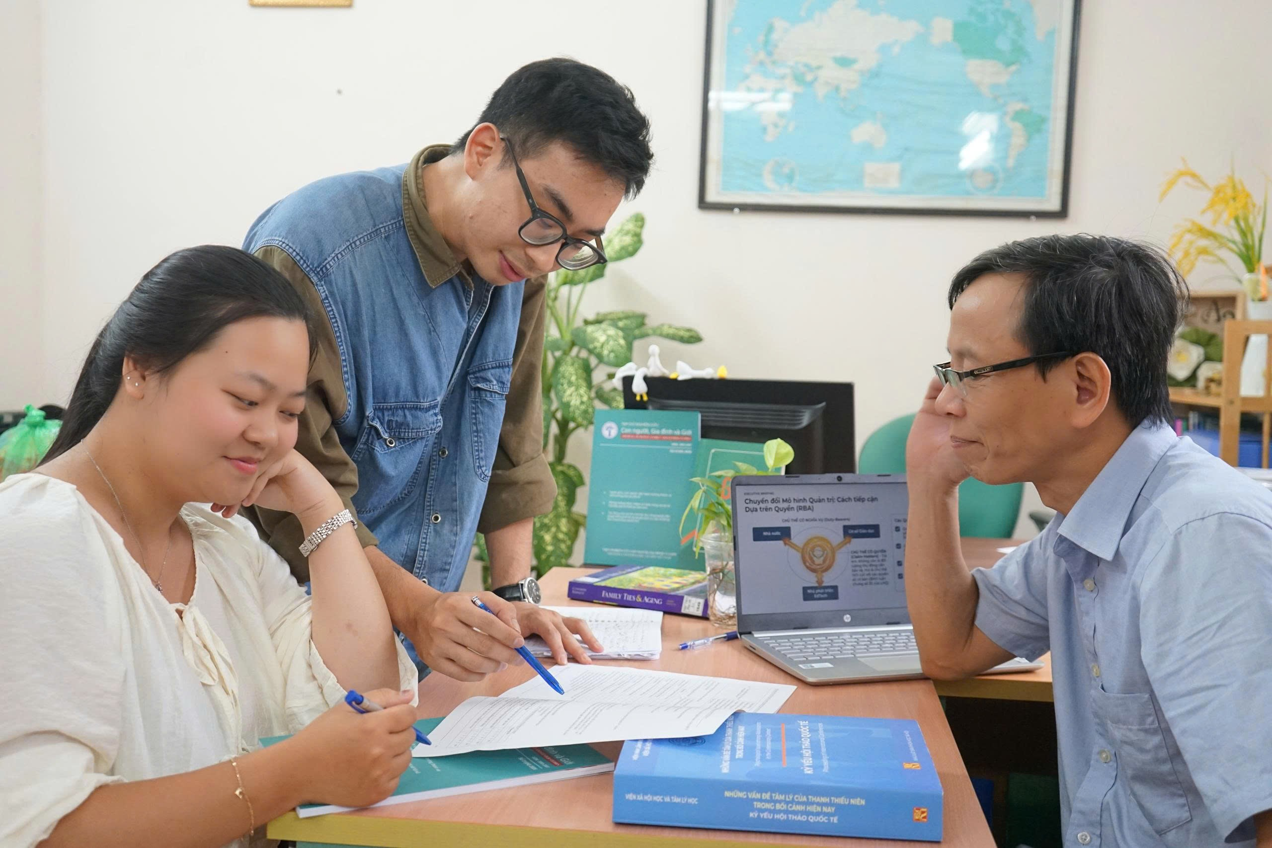 Phát huy vai trò, nâng cao trách nhiệm của nhà nghiên cứu khoa học xã hội trong bảo vệ nền tảng tư tưởng của Đảng khi nghiên cứu về quyền phụ nữ
