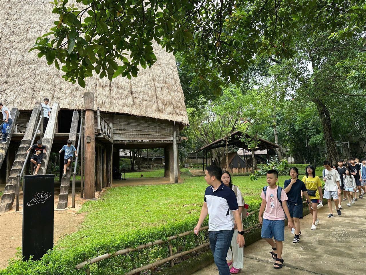Ngày hè xanh giữa những nếp nhà truyền thống