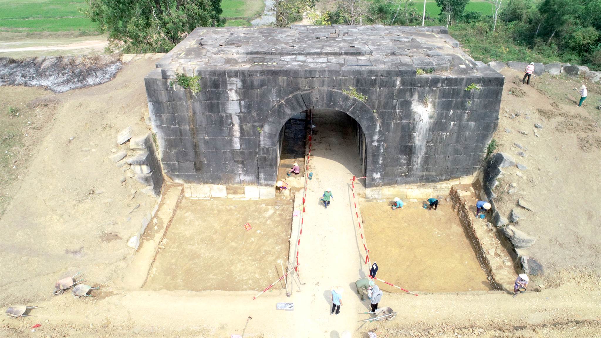 Dấu tích kiến trúc phía trên cổng thành Bắc-Thành Nhà Hồ