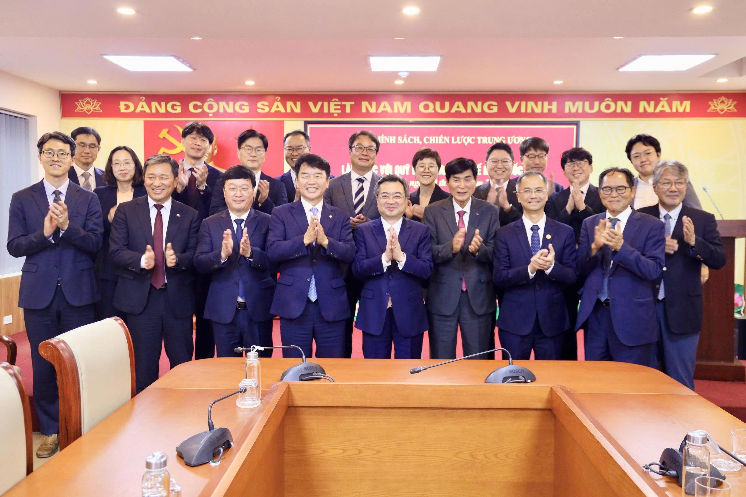 Đồng chí Nguyễn Thanh Nghị, Ủy viên Bộ Chính trị, Trưởng ban Chính sách, chiến lược Trung ương và đồng chí GS.TS. Lê Văn Lợi, Ủy viên Ban Chấp hành Trung ương Đảng, Chủ tịch Viện Hàn lâm Khoa học xã hội Việt Nam, Phó Trưởng ban Chính sách, chiến lược Trung ương tiếp Đoàn Quỹ Giao lưu quốc tế Hàn Quốc đến chào xã giao