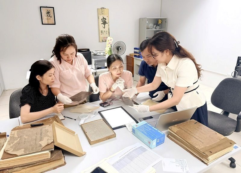 Thư viện Khoa học xã hội tập huấn đánh giá phim kính âm bản thuộc Bộ sưu tập ảnh EFEO chuẩn bị cho Hồ sơ di sản Ký ức thế giới