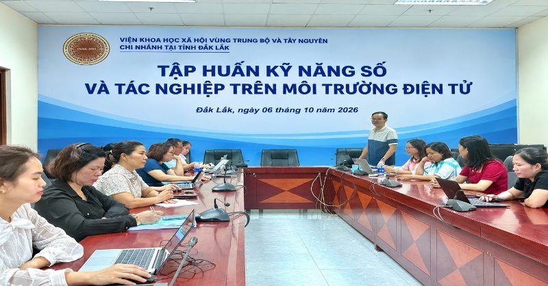 Tập huấn kỹ năng số và tác nghiệp trên môi trường điện tử tại Chi nhánh Viện Khoa học xã hội vùng Trung Bộ và Tây Nguyên
