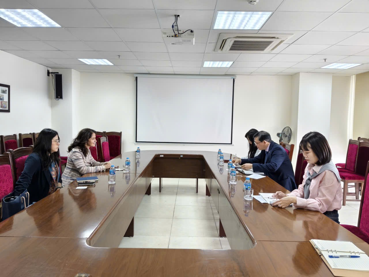 Viện nghiên cứu Châu Âu và Châu Mỹ tiếp đón và làm việc với bà Camila María Polo Flórez, Đại sứ Cộng hòa Colombia tại Việt Nam