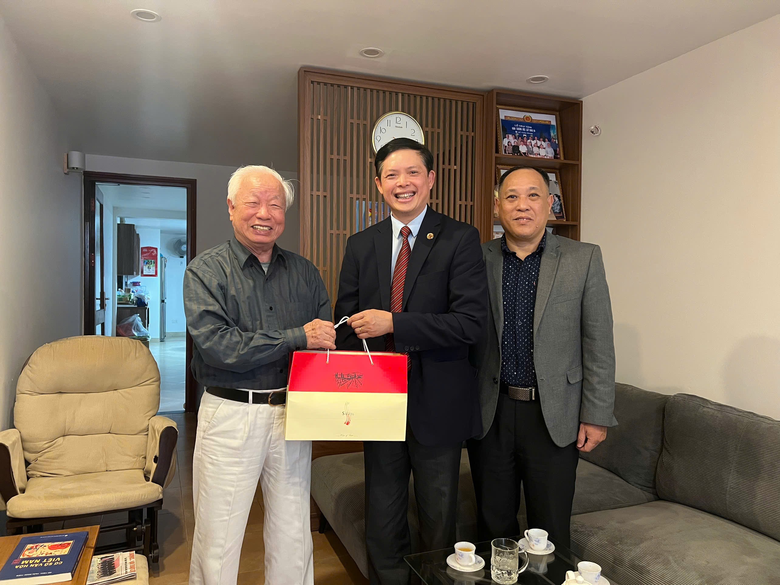 Viện Nghiên cứu Châu Âu và Châu Mỹ tổ chức thăm, tri ân các thủ trưởng đầu tiên của hai Viện hợp nhất