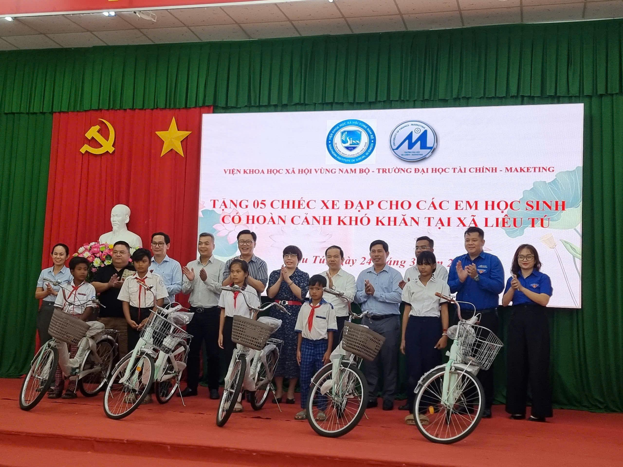 Viện Khoa học xã hội vùng Nam Bộ phối hợp cùng Đai học Tài chính - Marketing và một số dối tác tổ chức chương trình về nguồn và làm việc tại xã Liêu Tú - thành phố Cần Thơ