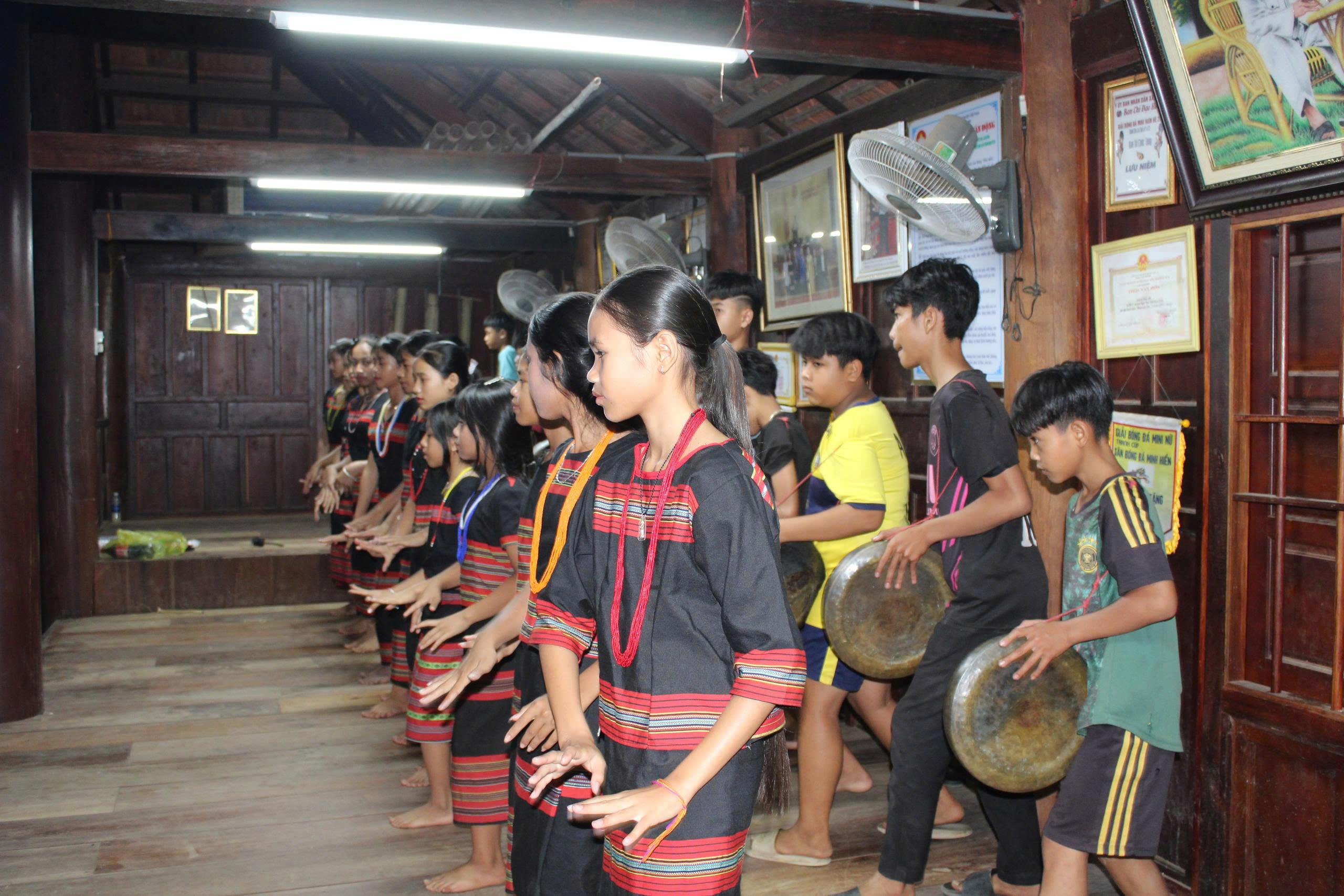Nhận diện, phản bác các quan điểm sai trái, thù địch về vấn đề dân tộc và công tác dân tộc