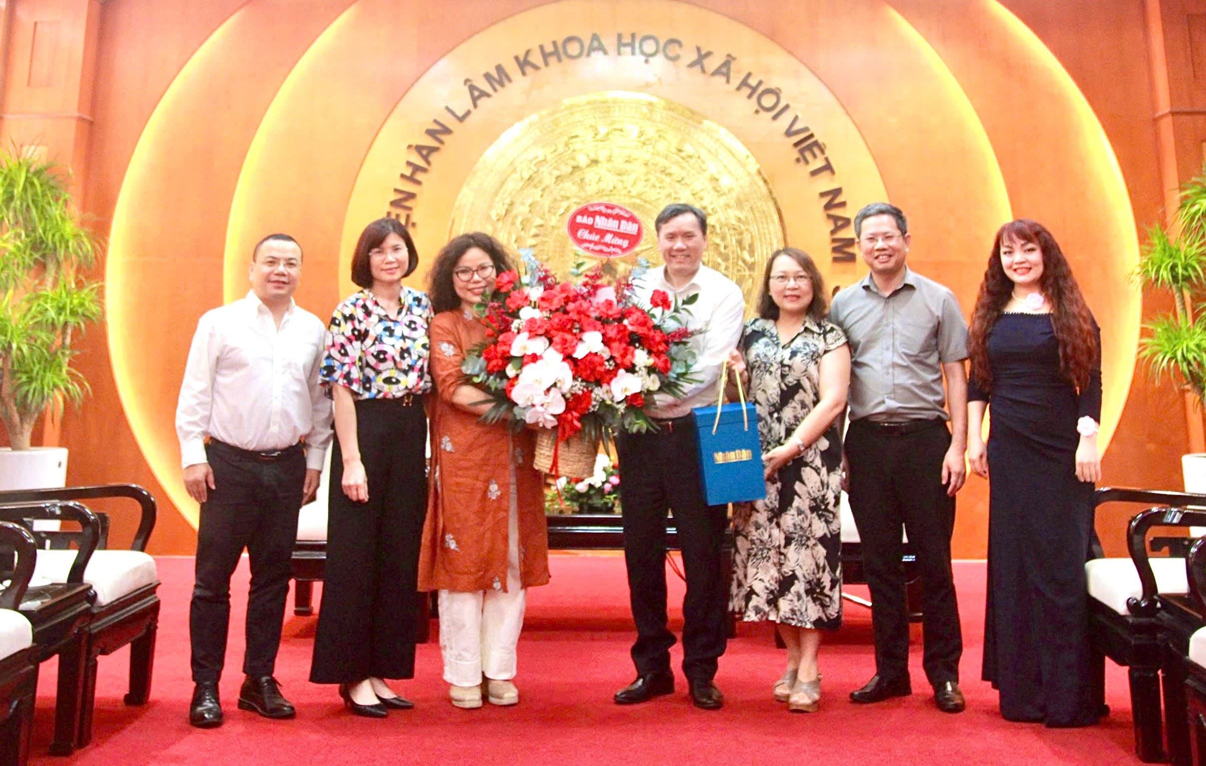 Báo Nhân Dân thăm và chúc mừng Viện Hàn lâm Khoa học xã hội Việt Nam nhân Ngày Khoa học, Công nghệ và Đổi mới sáng tạo Việt Nam 18/5