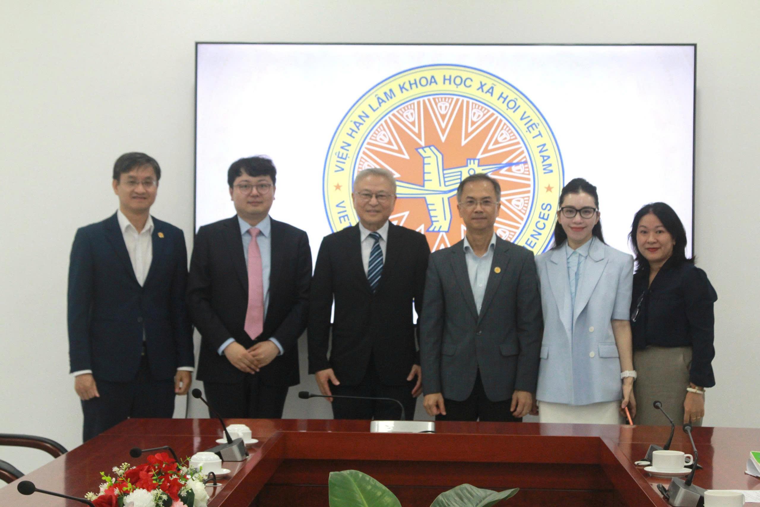 TS. Đặng Xuân Thanh, Phó Chủ tịch Viện Hàn lâm Khoa học xã hội Việt Nam tiếp đoàn công tác Đại học Thanh Hoa, trao đổi về cục diện thế giới và những thách thức mới trong kỷ nguyên AI