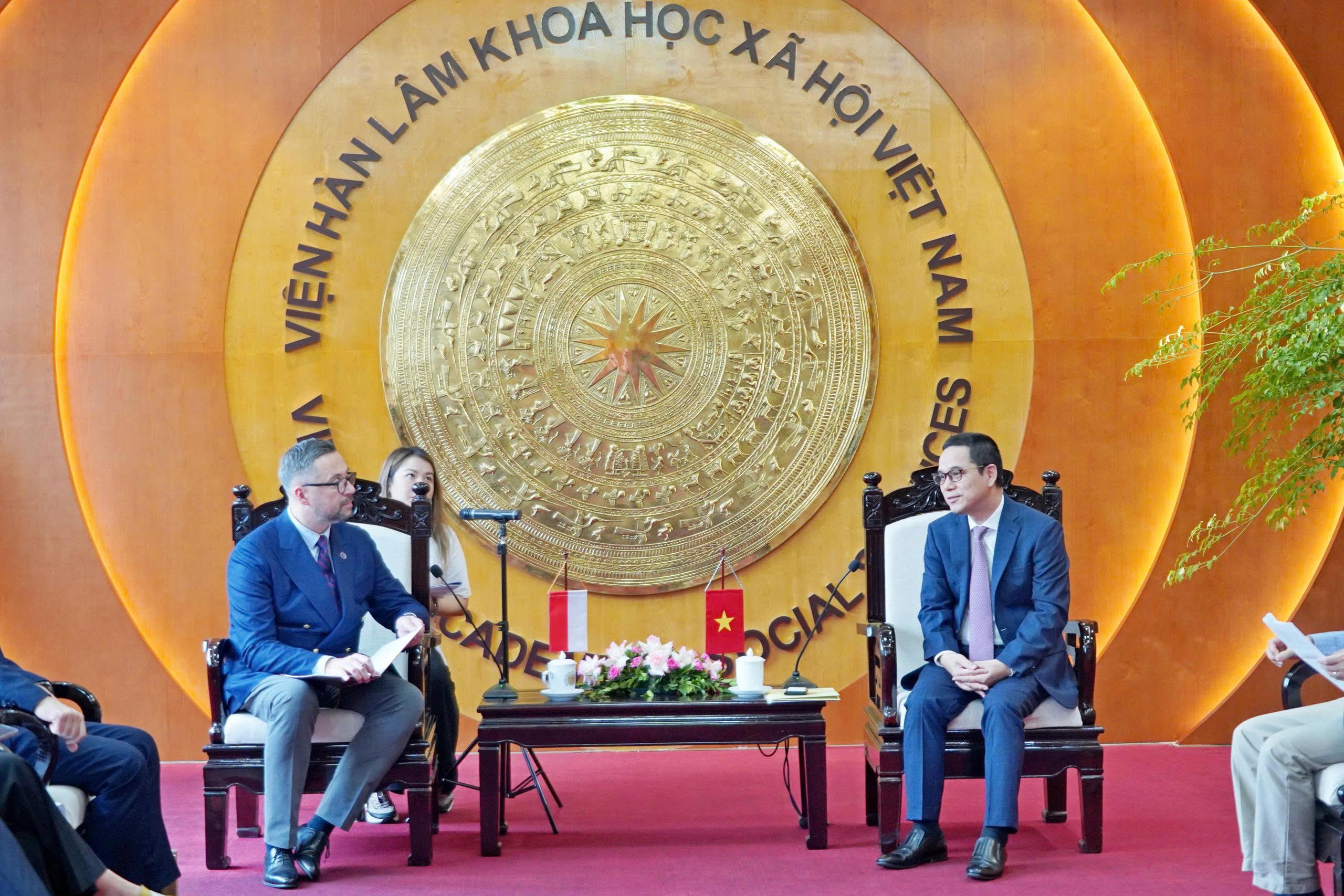 PGS.TS. Tạ Minh Tuấn, Phó Chủ tịch Viện Hàn lâm Khoa học xã hội Việt Nam tiếp Đoàn đại biểu cấp cao Ba Lan đến chào xã giao
