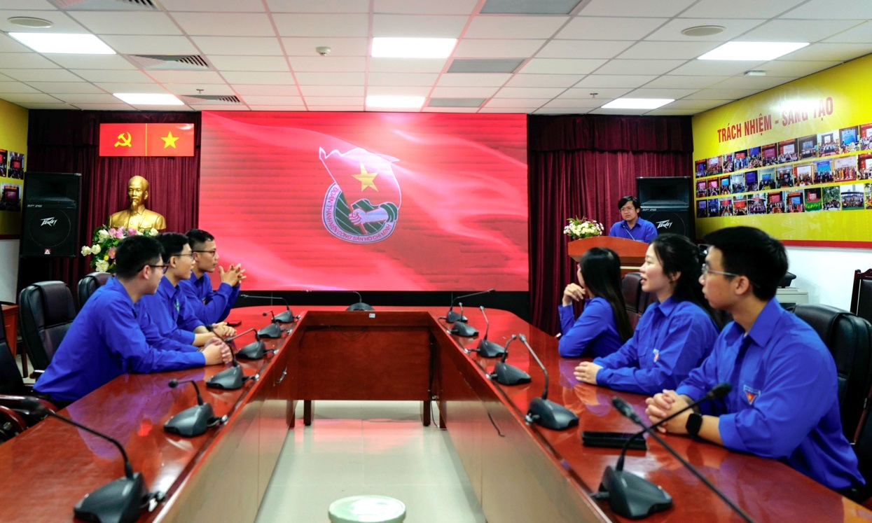 A group of people in a meeting
AI-generated content may be incorrect.