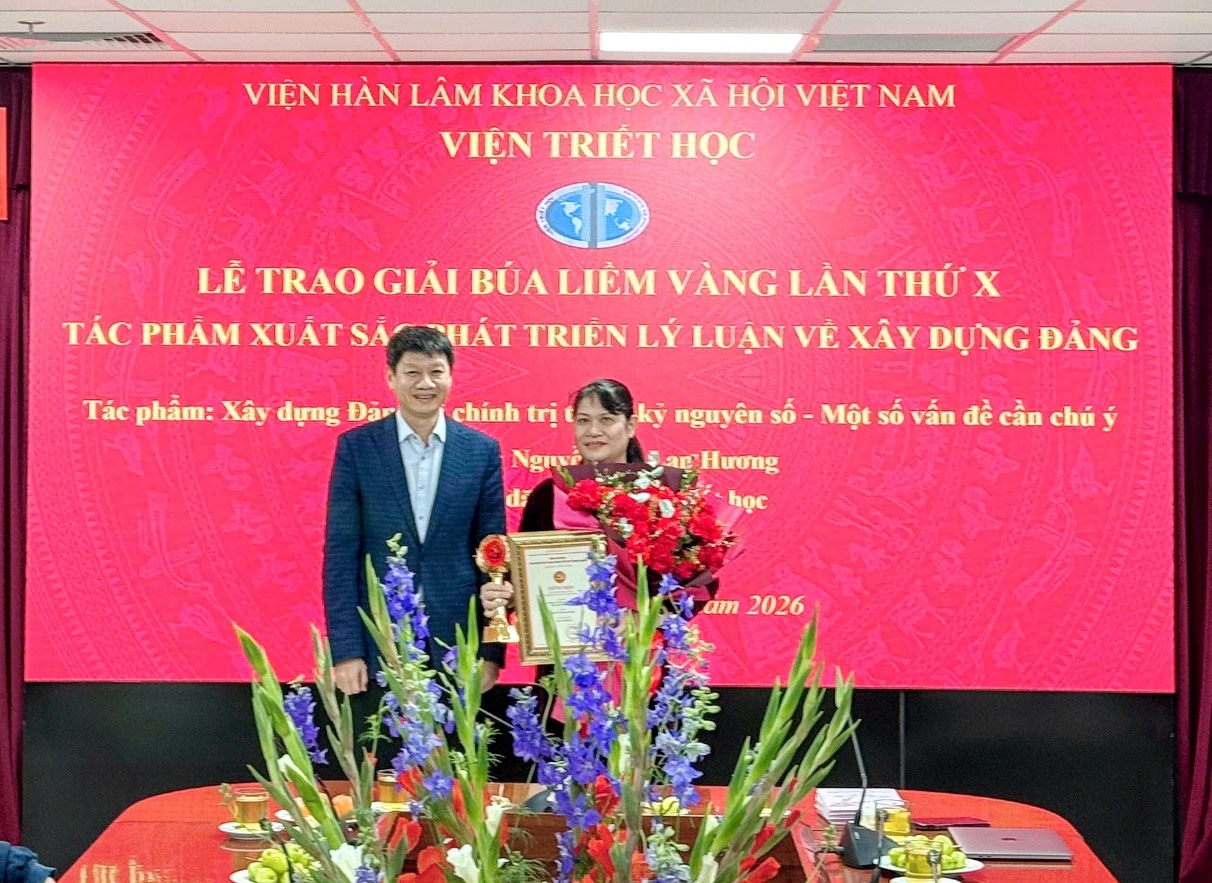VIỆN TRIẾT HỌC TỔ CHỨC LỄ TRAO GIẢI BÚA LIỀM VÀNG LẦN THỨ X Ở HẠNG MỤC TÁC PHẨM XUẤT SẮC PHÁT TRIỂN LÝ LUẬN VỀ XÂY DỰNG ĐẢNG CHO  PGS. TS. NGUYỄN THỊ LAN HƯƠNG