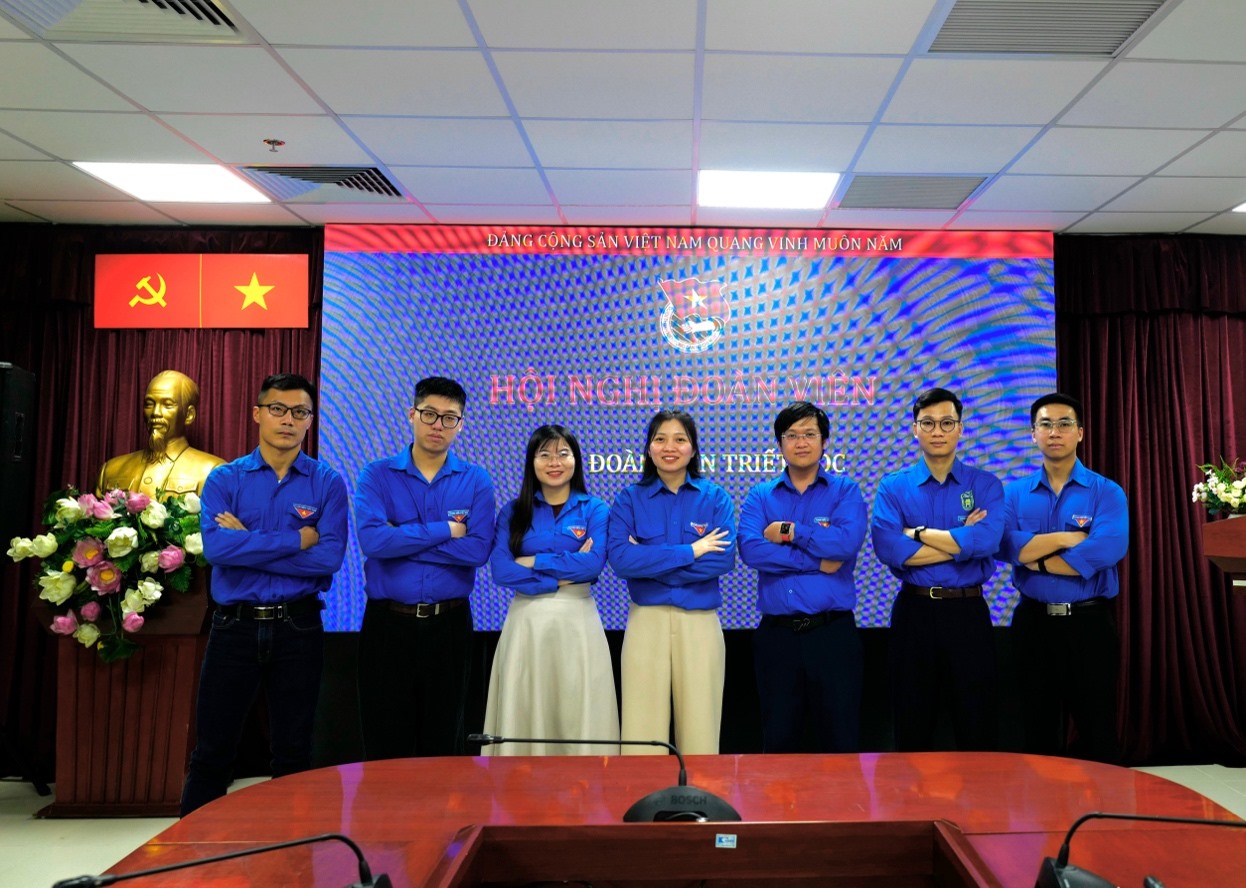 A group of people standing in front of a large screen
AI-generated content may be incorrect.