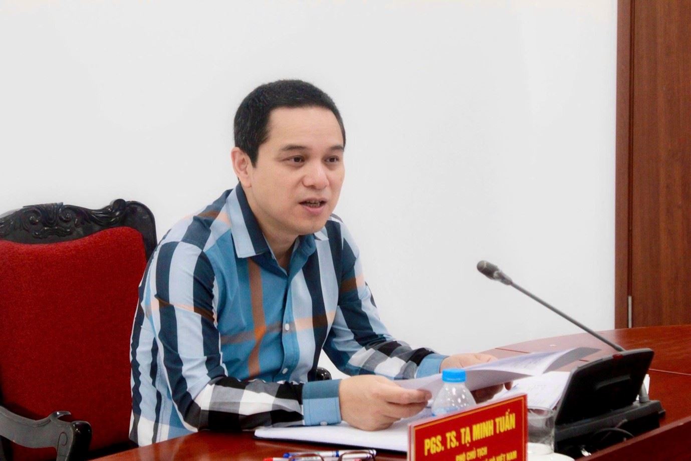 PGS.TS. Tạ Minh Tuấn, Phó Chủ tịch Viện Hàn lâm Khoa học xã hội Việt Nam chủ trì họp Ban Tổ chức Hội thảo quốc gia “Phát triển con người trong giai đoạn mới: Cơ sở khoa học và định hướng chính sách”