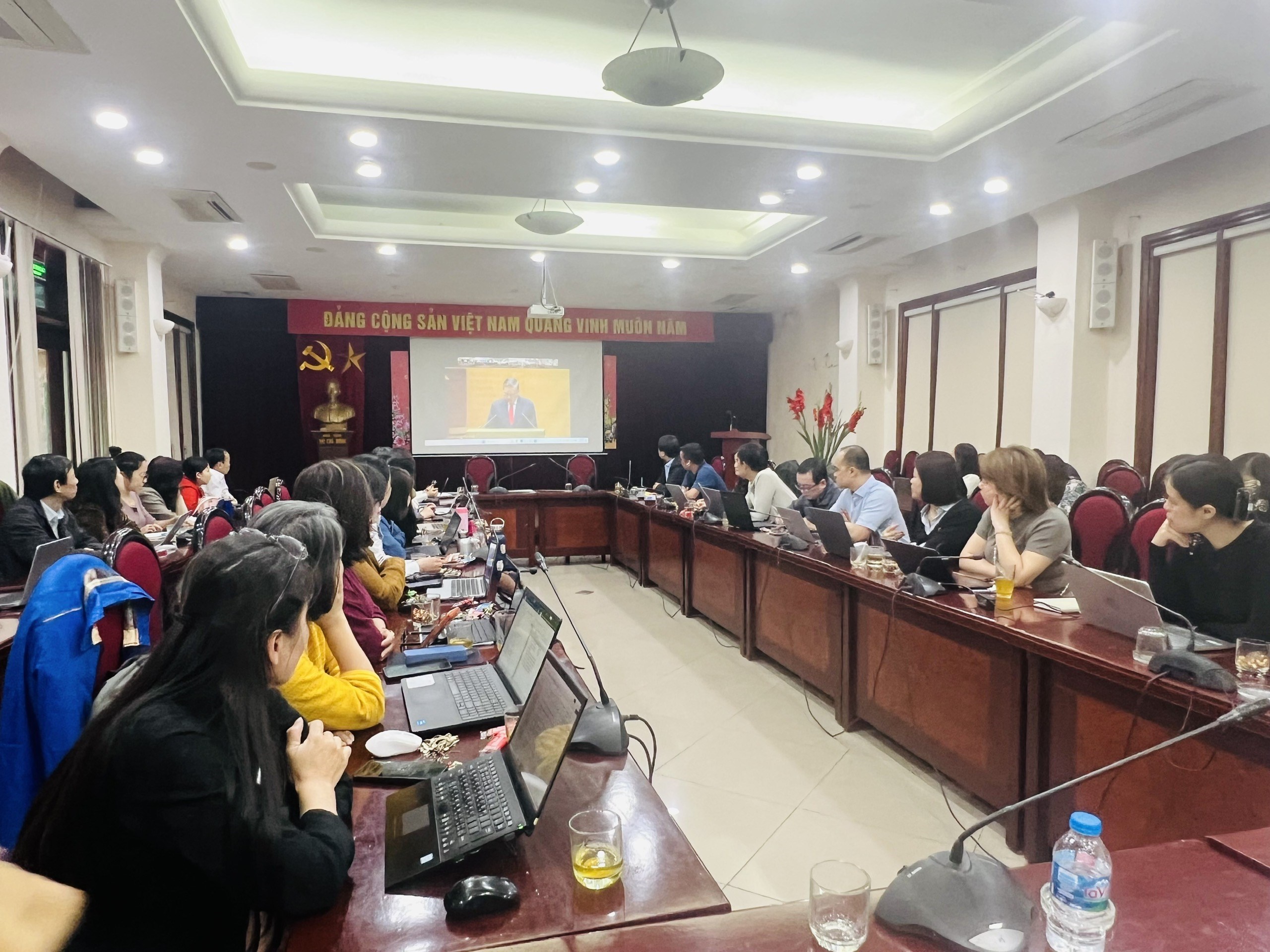 Viên chức, người lao động Viện Nghiên cứu Con người, Gia đình và Giới nghiên cứu, học tập, quán triệt và triển khai thực hiện Nghị quyết số 79-NQ/TW về Phát triển Kinh tế nhà nước và Nghị quyết số 80-NQ/TW về Phát triển Văn hóa Việt Nam của Bộ Chính trị