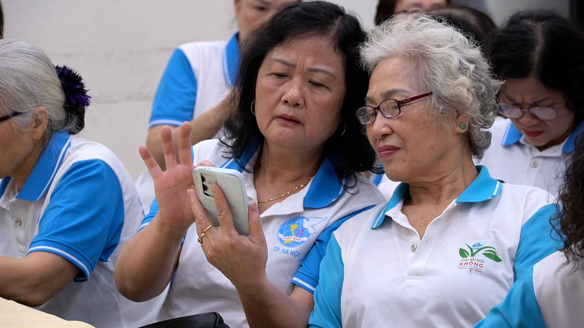 Buổi học công nghệ dành cho những hội viện của Hội liên hiệp phụ nữ phường Cửa Nam, Hà Nội diễn ra sôi nổi nhờ sự tận tâm của các thầy giáo và sự hào hứng của những học viên cao tuổi. Ảnh: Phương Anh