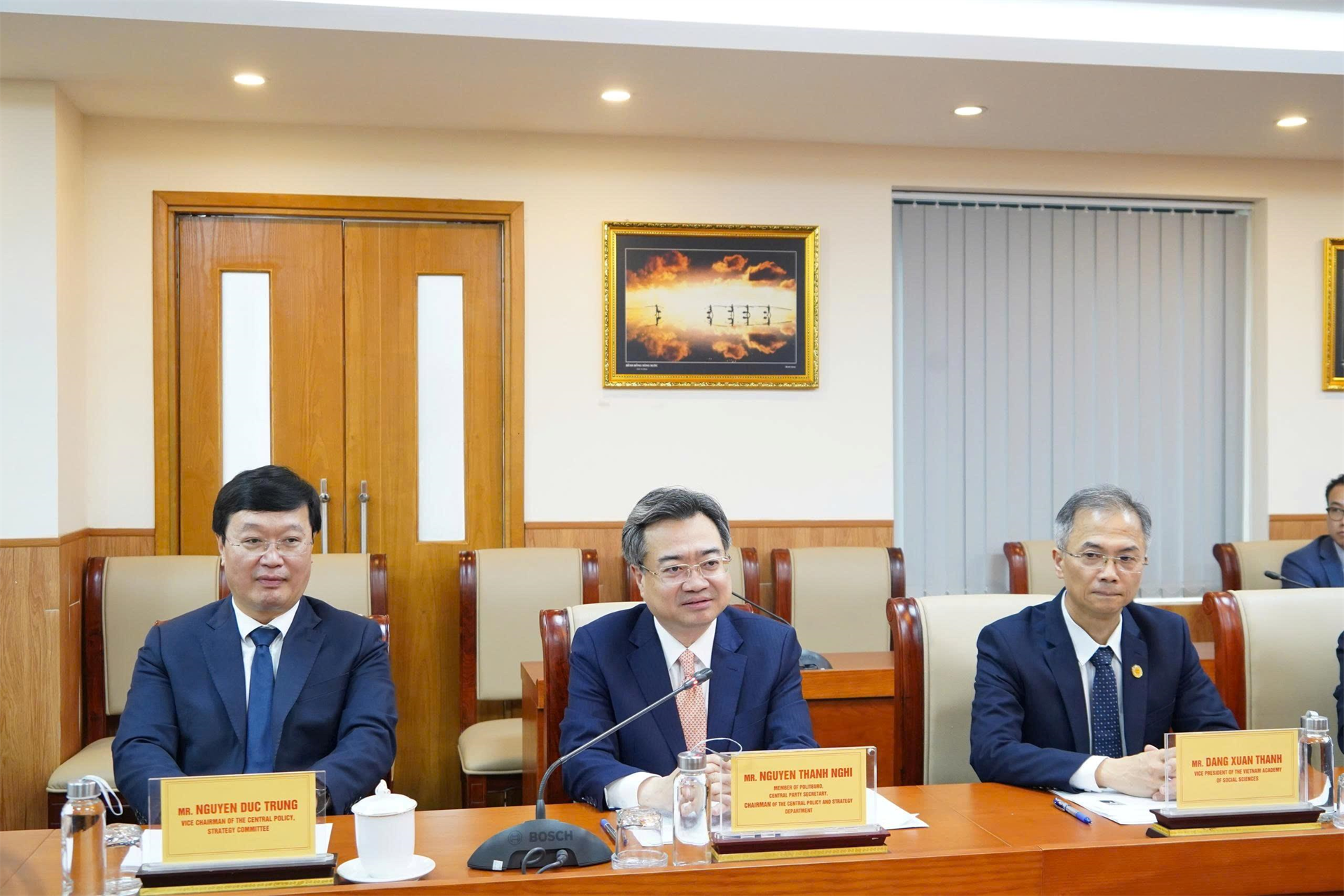 Đồng chí Nguyễn Thanh Nghị, Ủy viên Bộ Chính trị, Trưởng ban Chính sách, chiến lược Trung ương và đồng chí GS.TS. Lê Văn Lợi, Ủy viên Ban Chấp hành Trung ương Đảng, Chủ tịch Viện Hàn lâm Khoa học xã hội Việt Nam, Phó Trưởng ban Chính sách, chiến lược Trung ương tiếp Đoàn Quỹ Giao lưu quốc tế Hàn Quốc đến chào xã giao