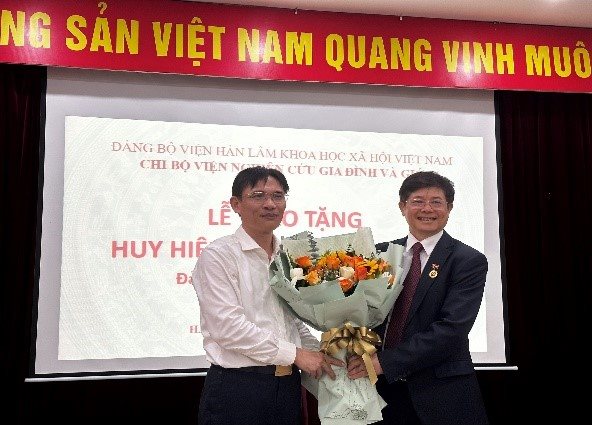 Chi bộ Viện nghiên cứu Gia đình và Giới tổ chức lễ trao tặng Huy hiệu 40 Năm tuổi Đảng đợt 02/9/2023