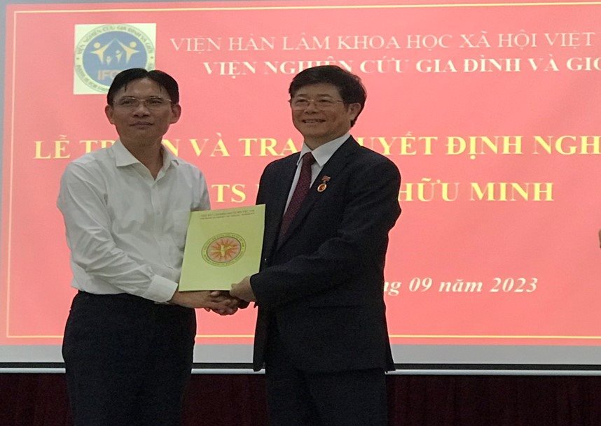 Lễ trao quyết định chế độ hưu trí cho GS.TS. Nguyễn Hữu Minh, nguyên Viện trưởng Viện Nghiên cứu Gia đình và Giới, nguyên Tổng biên tập Tạp chí Nghiên cứu Gia đình và Giới
