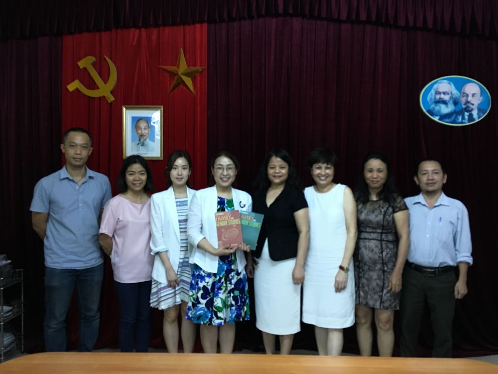 Trao đổi khoa học với Viện Phát triển Phụ nữ Hàn Quốc về vấn đề “Phụ nữ và quá trình chuyển đổi sang nền kinh tế thị trường”