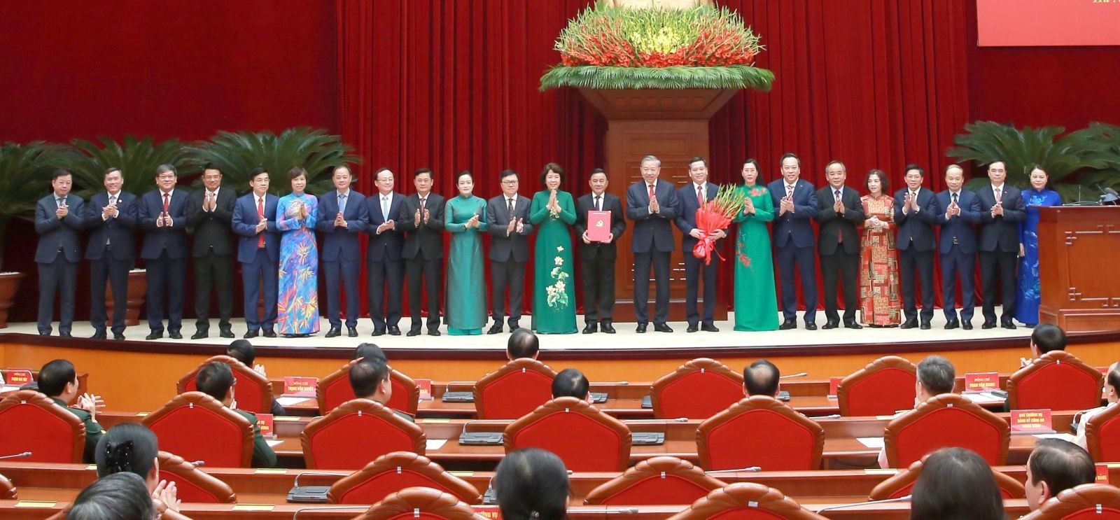 GS.TS. Lê Văn Lợi, Ủy viên Ban Chấp hành Trung ương Đảng, Bí thư Đảng ủy, Chủ tịch Viện Hàn lâm Khoa học xã hội Việt Nam được Bộ Chính trị chỉ định tham gia Ban Chấp hành Đảng bộ, Ban Thường vụ Đảng ủy các cơ quan Đảng Trung ương nhiệm kỳ 2025–2030