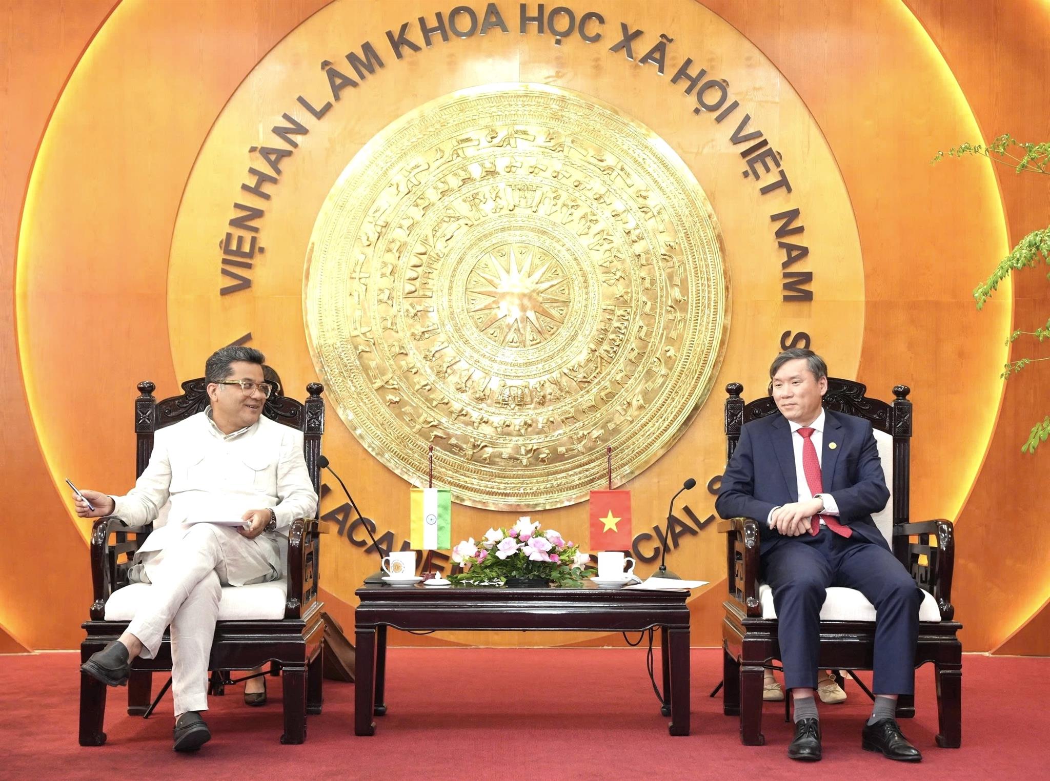GS.TS. Lê Văn Lợi, Chủ tịch Viện Hàn lâm Khoa học xã hội Việt Nam tiếp Ngài Pabitra Margherita, Quốc vụ khanh Bộ Ngoại giao Ấn Độ