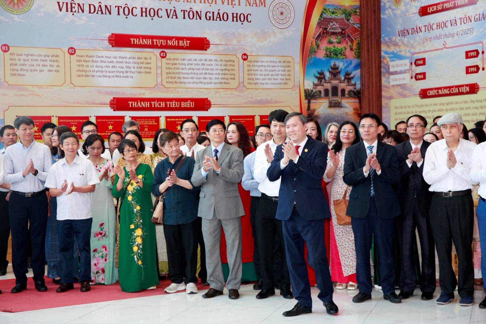 KHAI MẠC KHÔNG GIAN TRƯNG BÀY THÀNH TỰU NGHIÊN CỨU KHOA HỌC: “PHÁT HUY NGUỒN LỰC NHÂN VĂN – PHÁT TRIỂN BAO TRÙM, BỀN VỮNG”