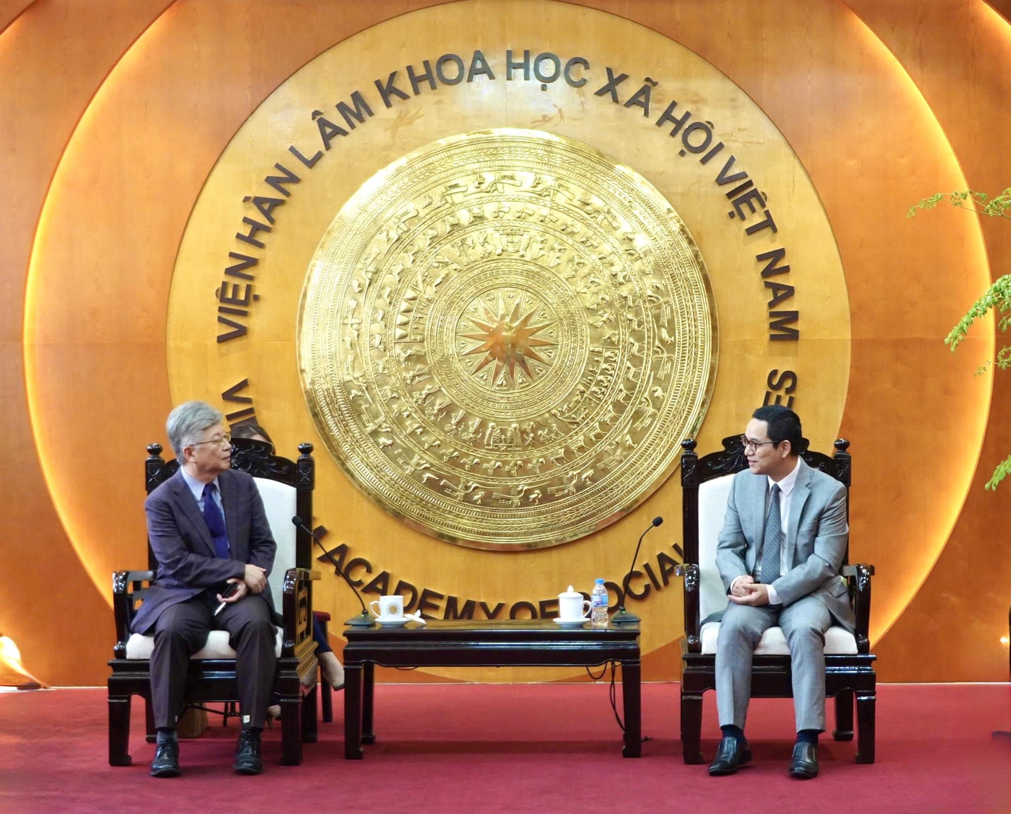 PGS.TS. Tạ Minh Tuấn, Phó Chủ tịch Viện Hàn lâm Khoa học xã hội Việt Nam tiếp GS.TS. Sung Jin Kang, Đại học Hàn Quốc