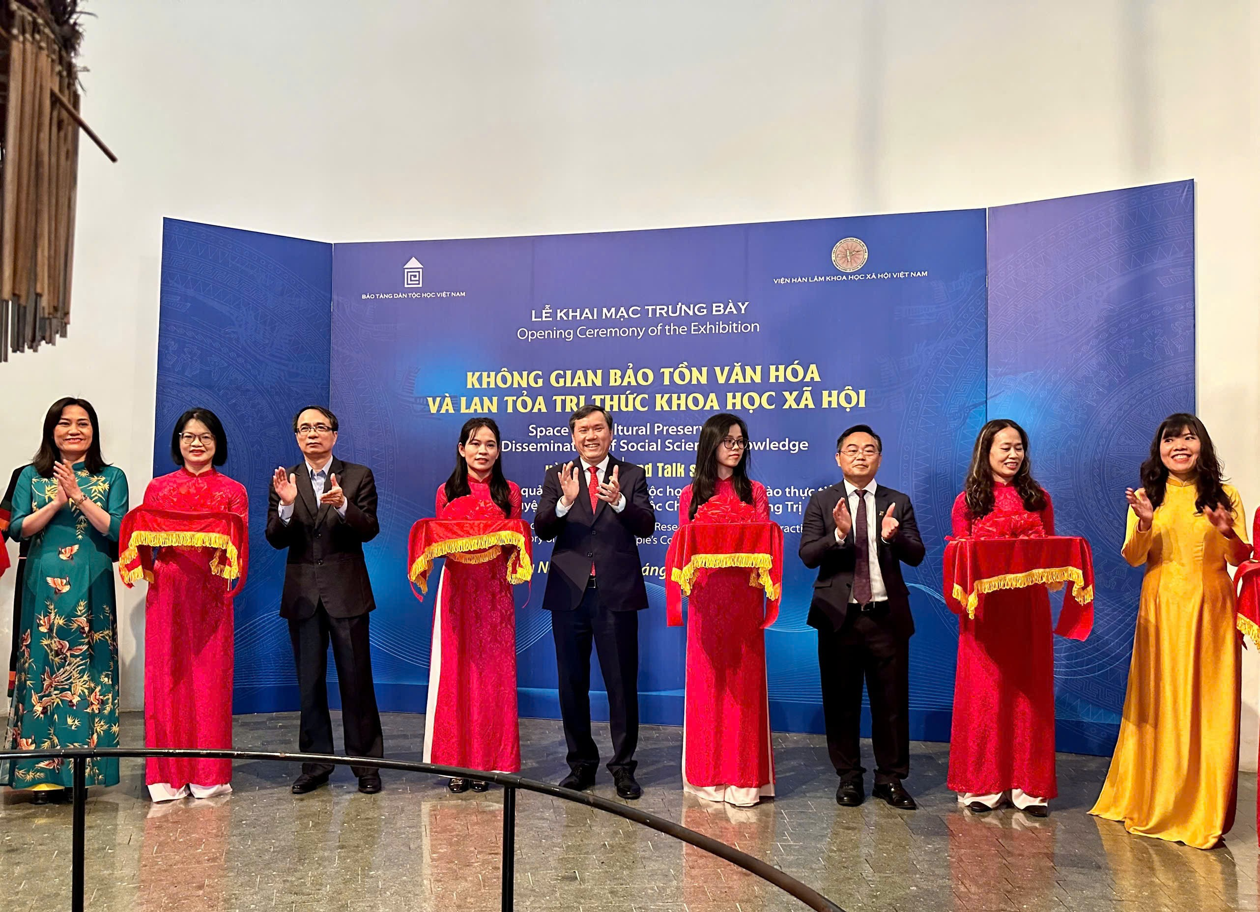 LAN TỎA TRI THỨC KHOA HỌC XÃ HỘI TỪ THỰC TIỄN: CÂU CHUYỆN TRANG PHỤC DÂN TỘC CHỨT