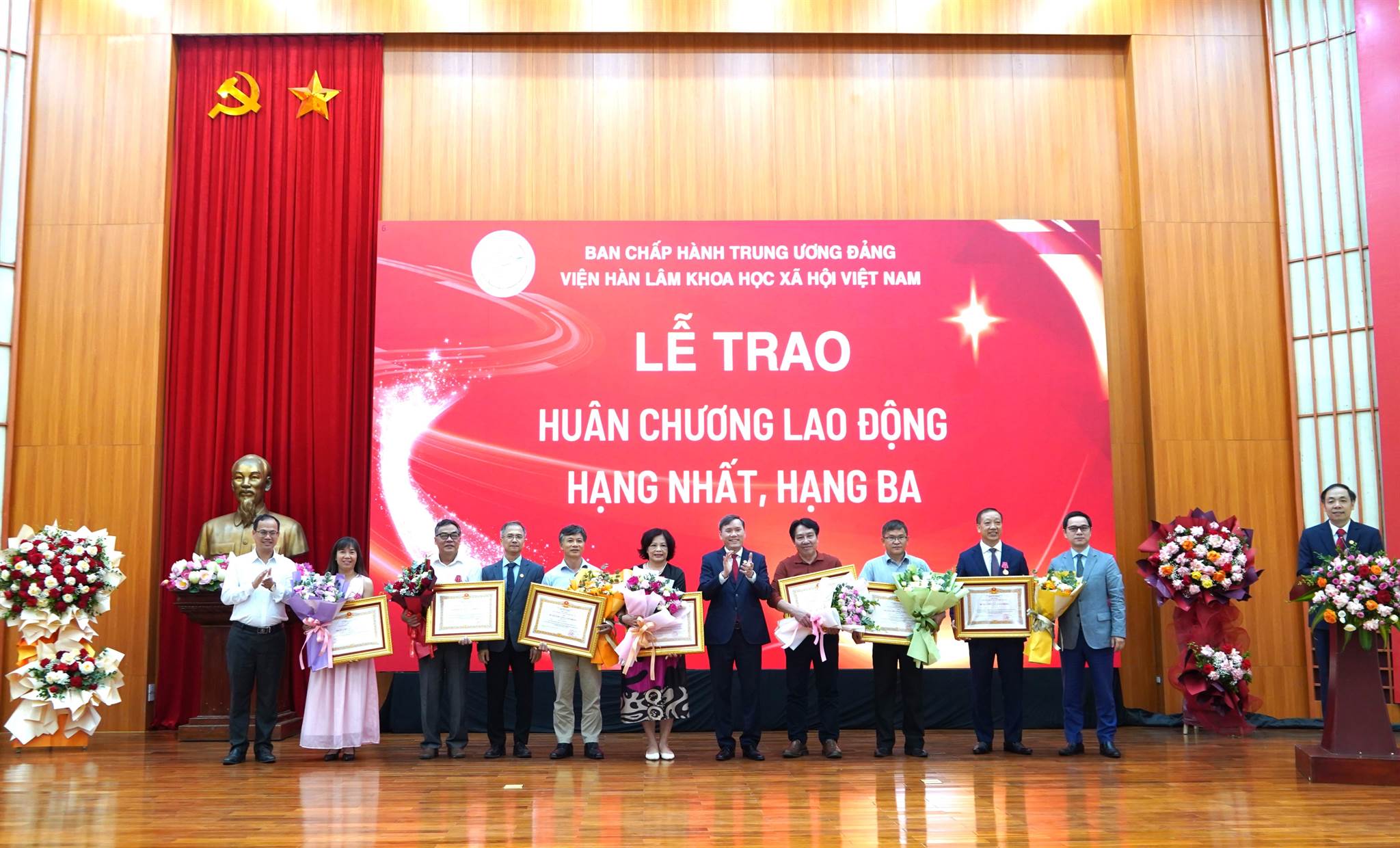 Anh-tin-bai