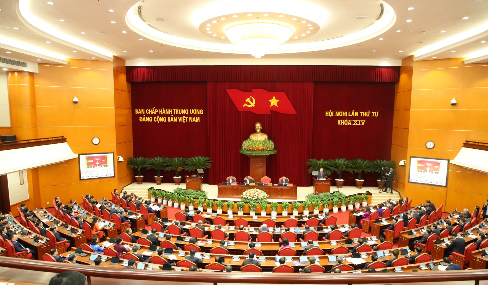 Chương trình hành động của Bộ Chính trị thực hiện Kết luận Hội nghị Trung ương lần thứ tư BCHTW Đảng khoá XIV về thu hút và trọng dụng nhân tài trong các ngành, lĩnh vực mũi nhọn, phục vụ đất nước phát triển nhanh, bền vững