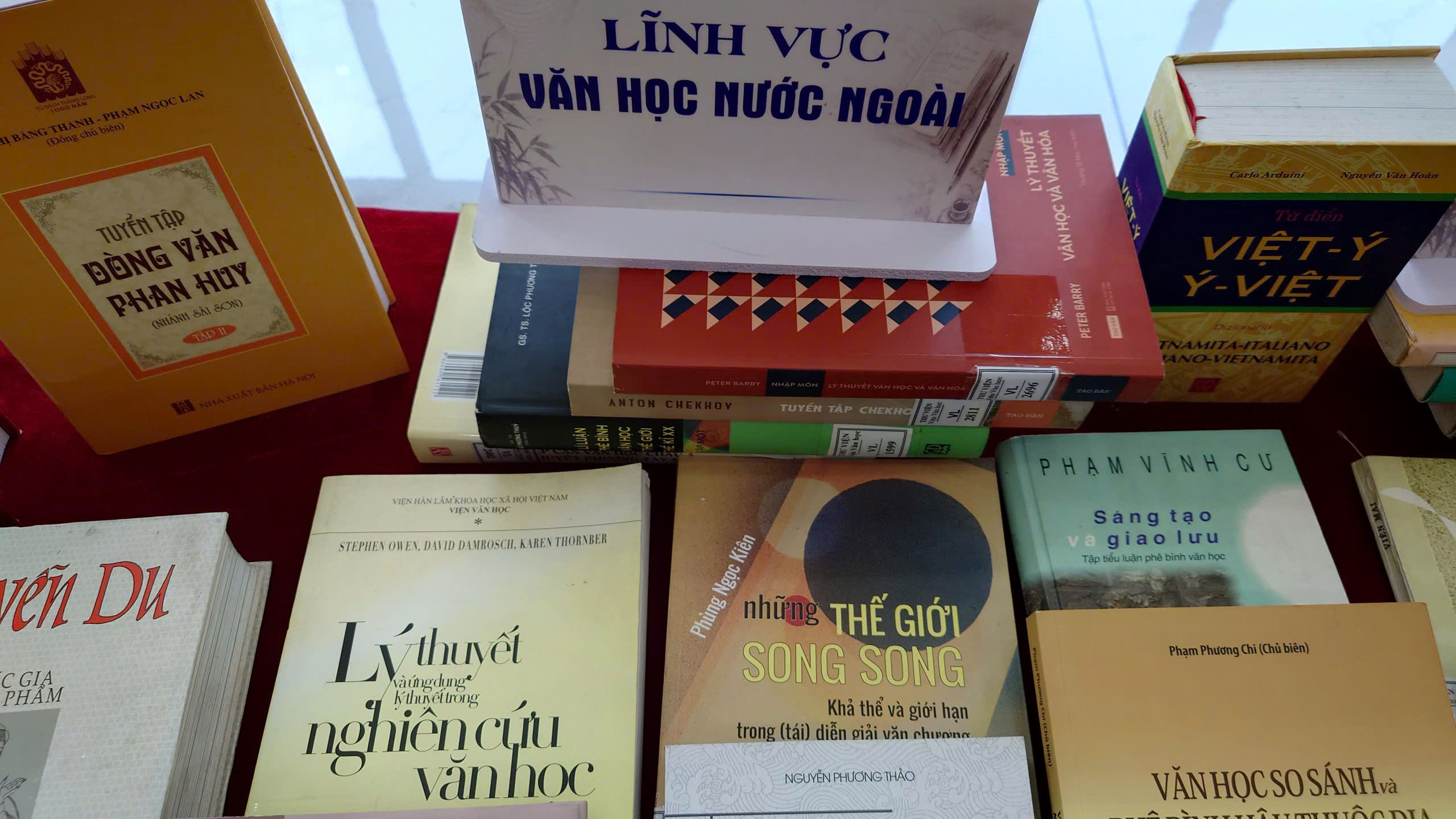 Các thiết chế trong trường văn học