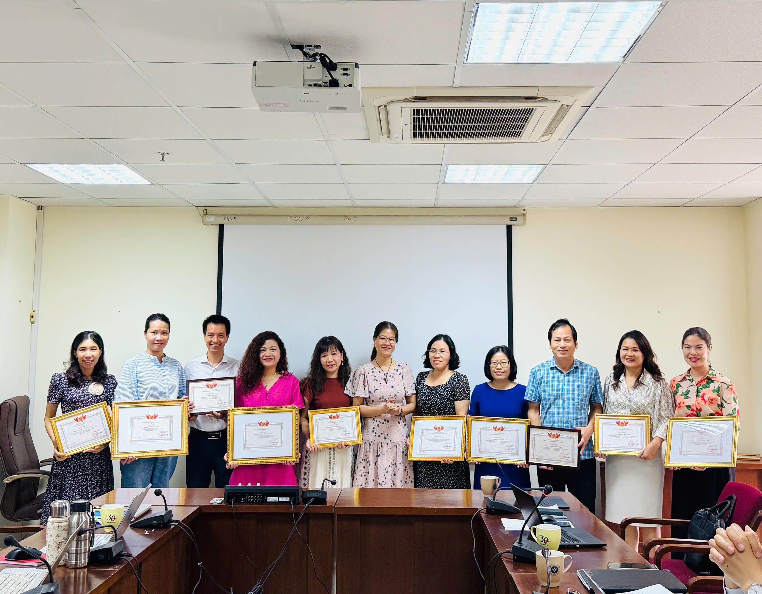 Viện Xã hội học và Tâm lý học tổ chức Lễ trao tặng Giấy khen cho các tập thể và cá nhân có thành tích xuất sắc trong 10 năm thực hiện Chỉ thị số 05-CT-TW ngày 15/5/2016 của Bộ Chính trị về “Đẩy mạnh học tập và làm theo tư tưởng, đạo đức, phong cách Hồ Chí Minh”