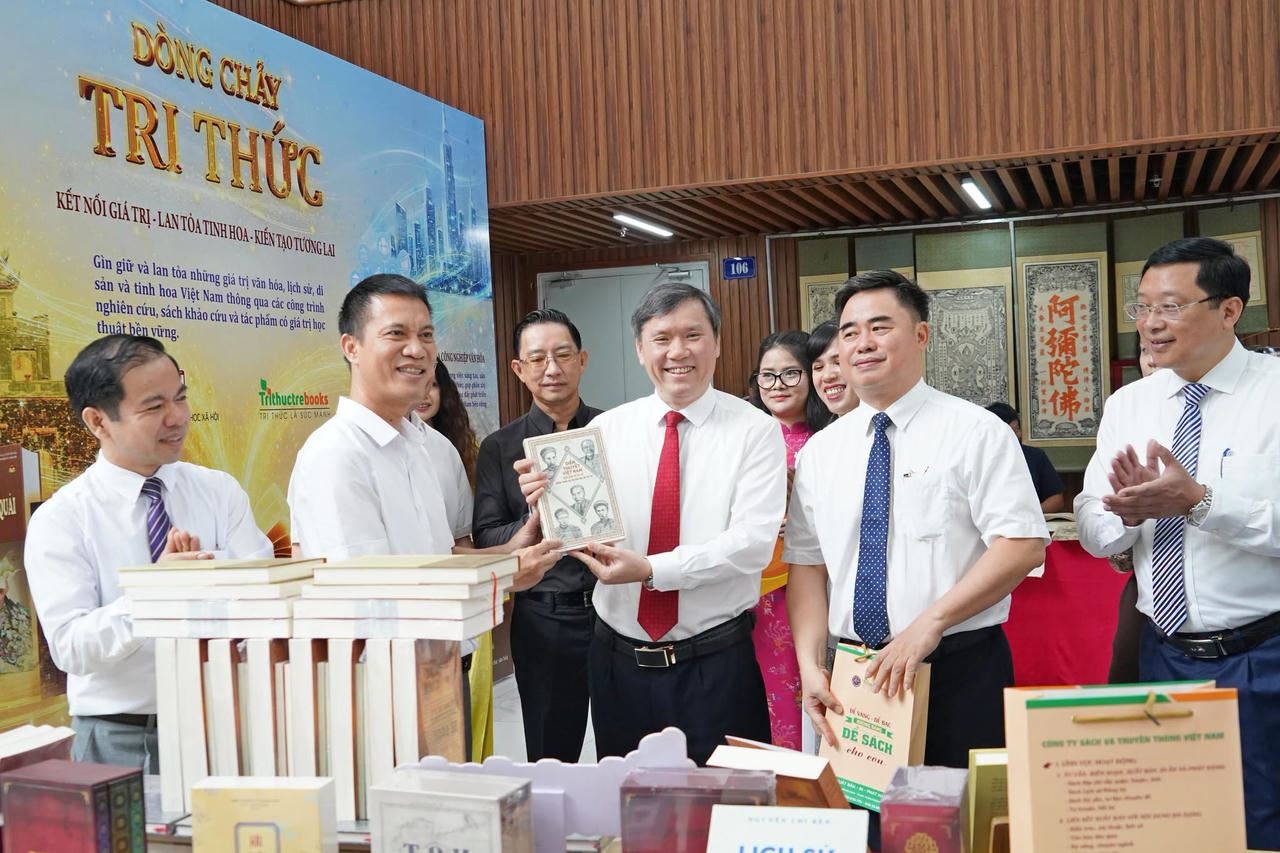 Khai mạc trưng bày chủ đề “Dòng chảy tri thức – Kiến tạo tương lai”