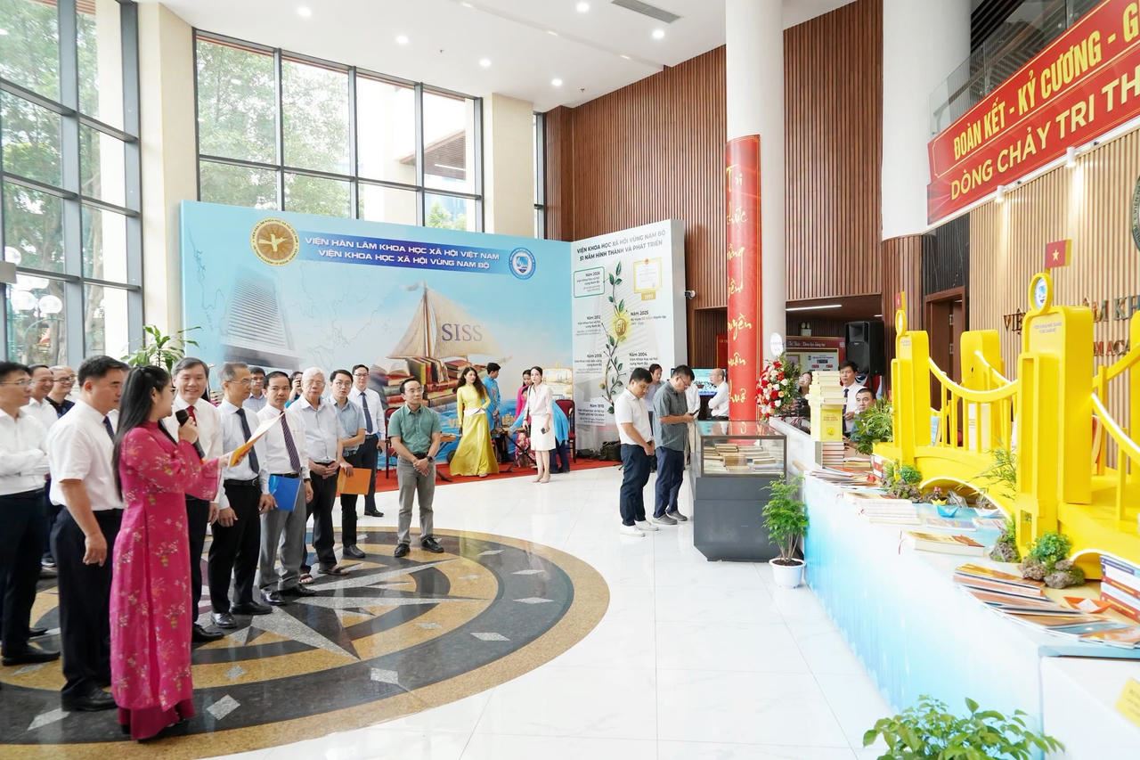 Khai mạc trưng bày chủ đề “Dòng chảy tri thức – Kiến tạo tương lai”