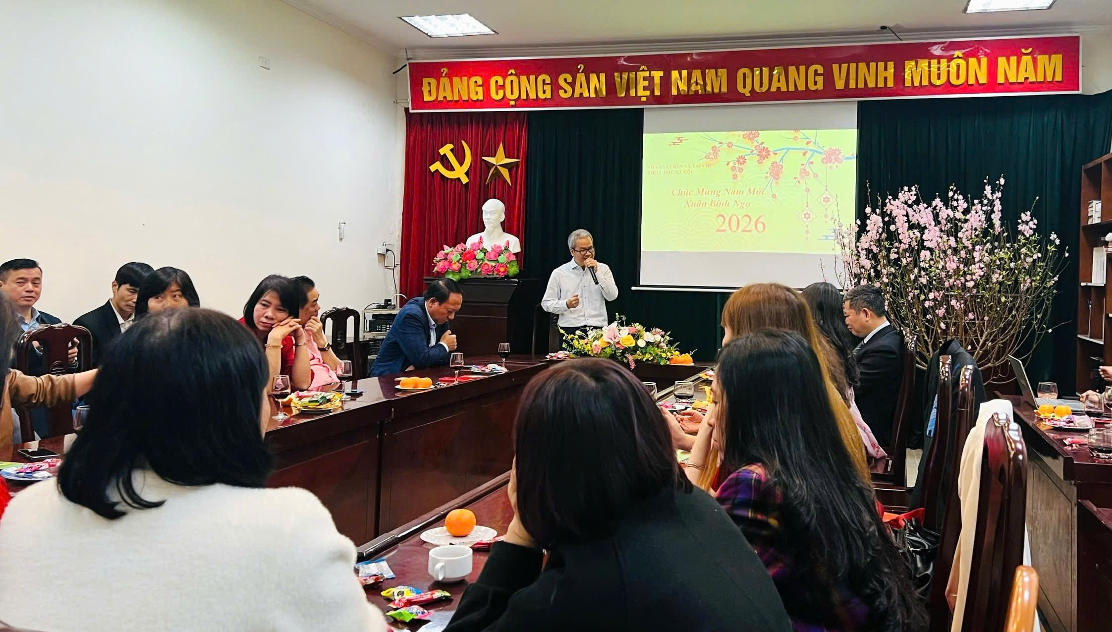 A group of people sitting around a table

AI-generated content may be incorrect.