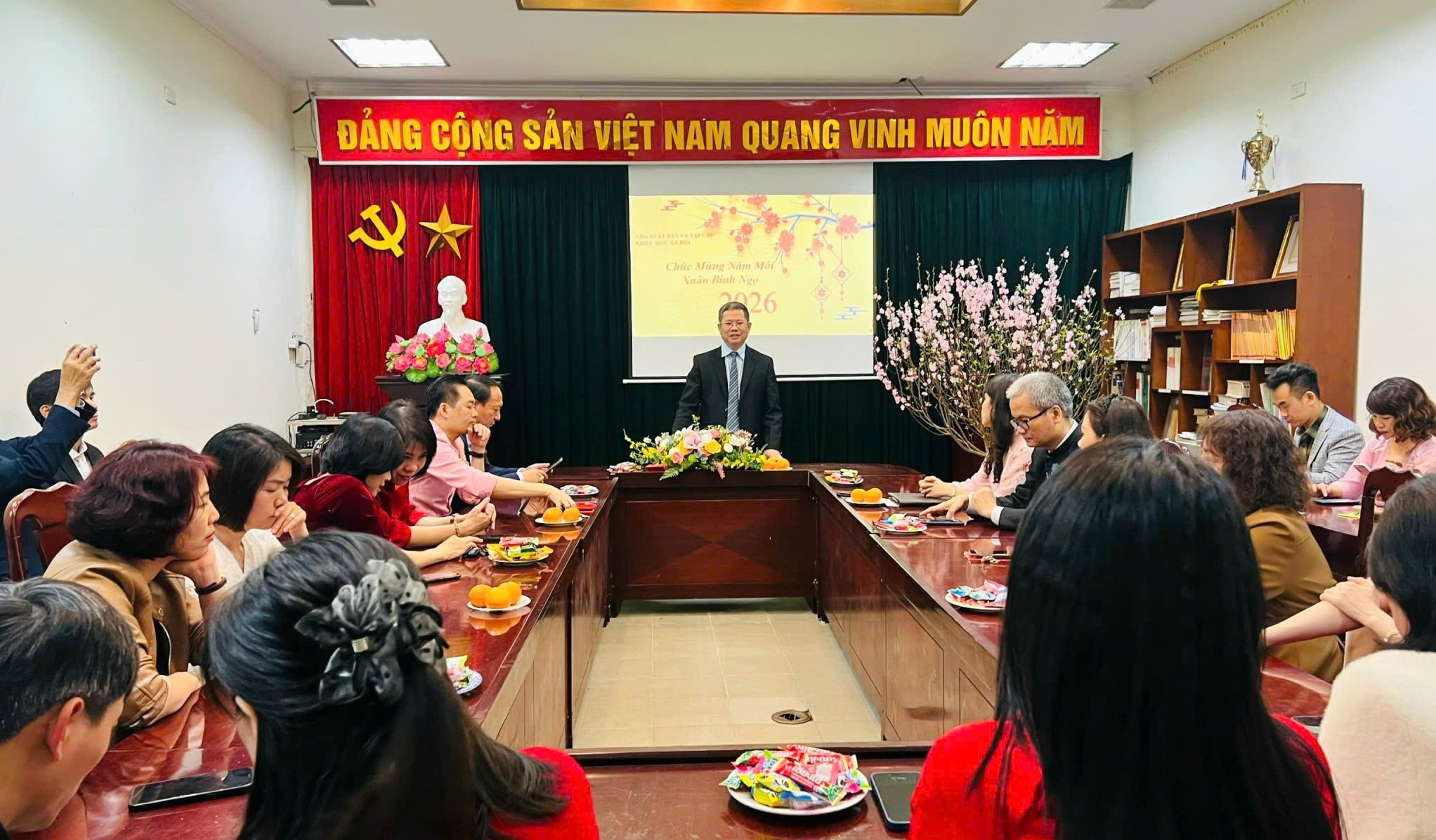 A person standing in front of a group of people sitting around a table

AI-generated content may be incorrect.